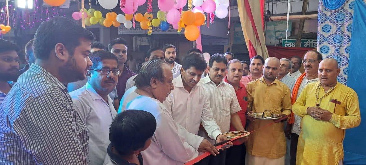 बागपत में फीता काटकर रामलीला का शुभारंम करते युद्घवीर चौहान बागपत में फीता काटकर रामलीला का शुभारंम करते युद्घवीर चौहान