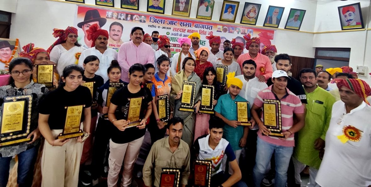 बागपत में सरदार भगत सिंह की 115वीं जयंती के अवसर पर प्रतिभाओं को सम्मानित करते सांसद डॉ.सत्यपाल सिं