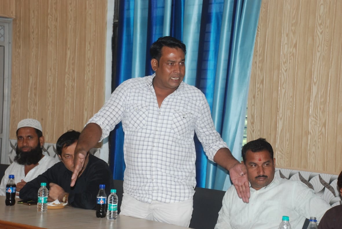 बागपत नगर पालिका में अपने वार्ड की समस्या रखते सभासद बागपत नगर पालिका में अपने वार्ड की समस्या रखते सभासद