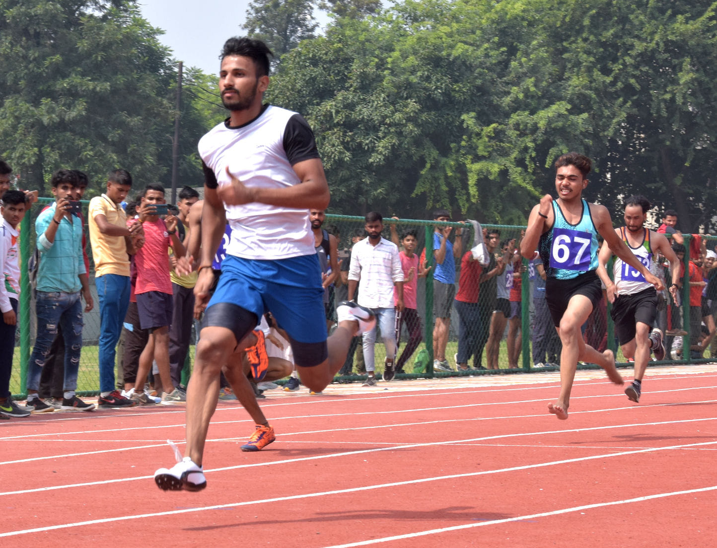 भीम आर्मी एकता मिशन द्वारा स्टेडियम में आयोजित एथलीट प्रतियोगिता में दमखम दिखाते धावक भीम आर्मी एकता मिशन द्वारा स्टेडियम में आयोजित एथलीट प्रतियोगिता में दमखम दिखाते धावक