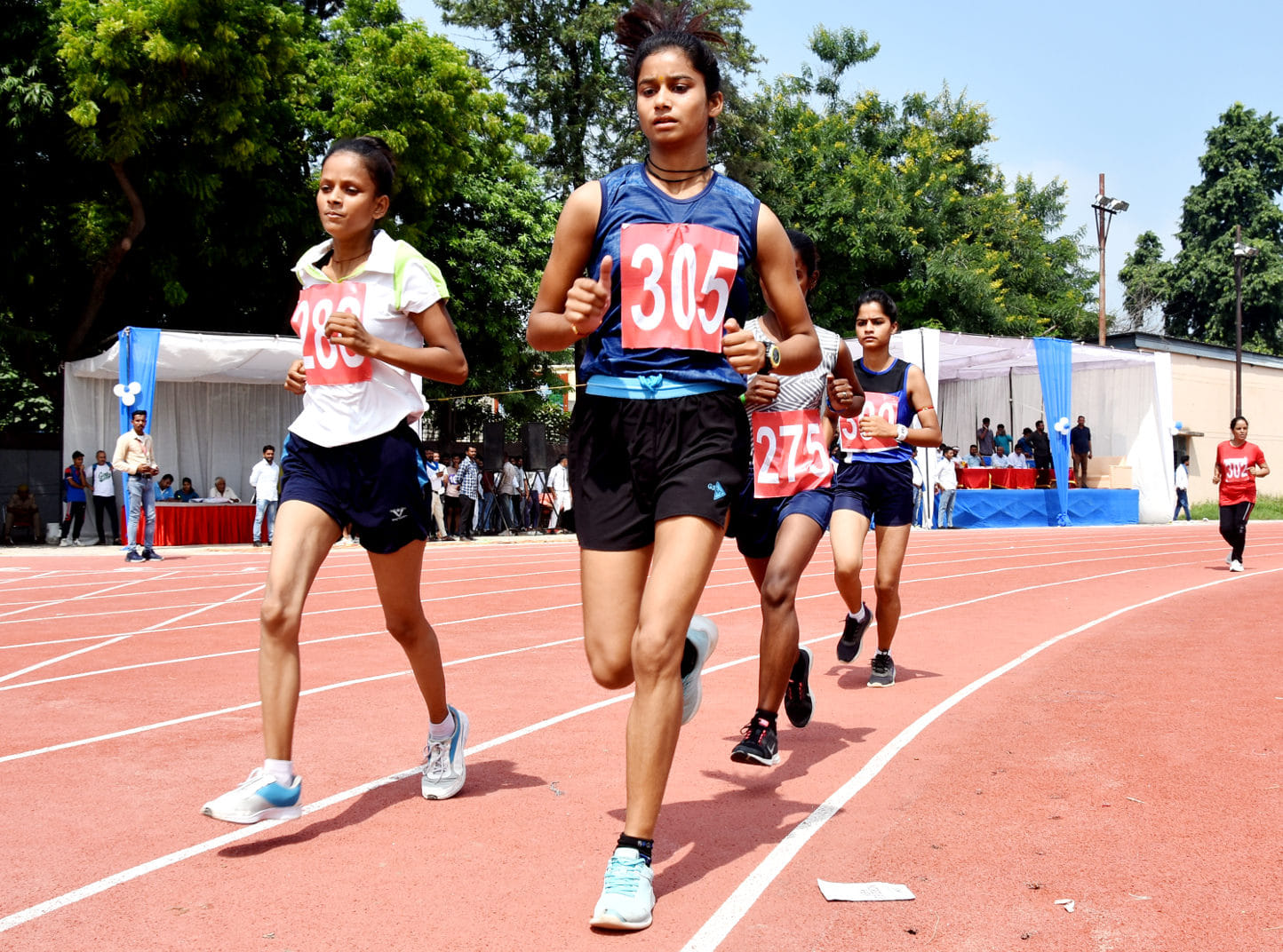 भीम आर्मी एकता मिशन द्वारा स्टेडियम में आयोजित एथलीट प्रतियोगिता में दौड़ती छात्राएं भीम आर्मी एकता मिशन द्वारा स्टेडियम में आयोजित एथलीट प्रतियोगिता में दौड़ती छात्राएं