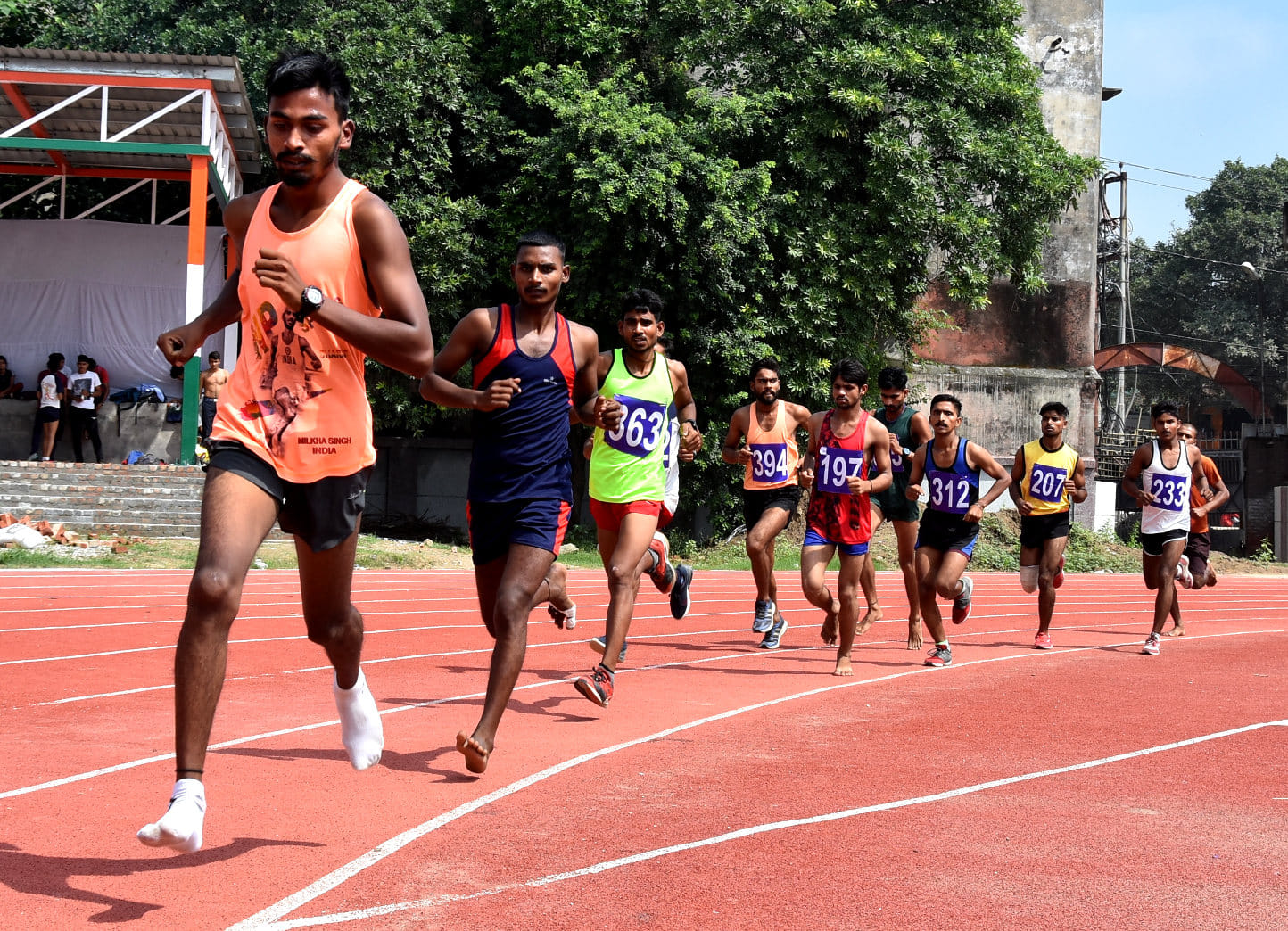 भीम आर्मी एकता मिशन द्वारा स्टेडियम में आयोजित एथलीट प्रतियोगिता में दौड़ते धावक भीम आर्मी एकता मिशन द्वारा स्टेडियम में आयोजित एथलीट प्रतियोगिता में दौड़ते धावक