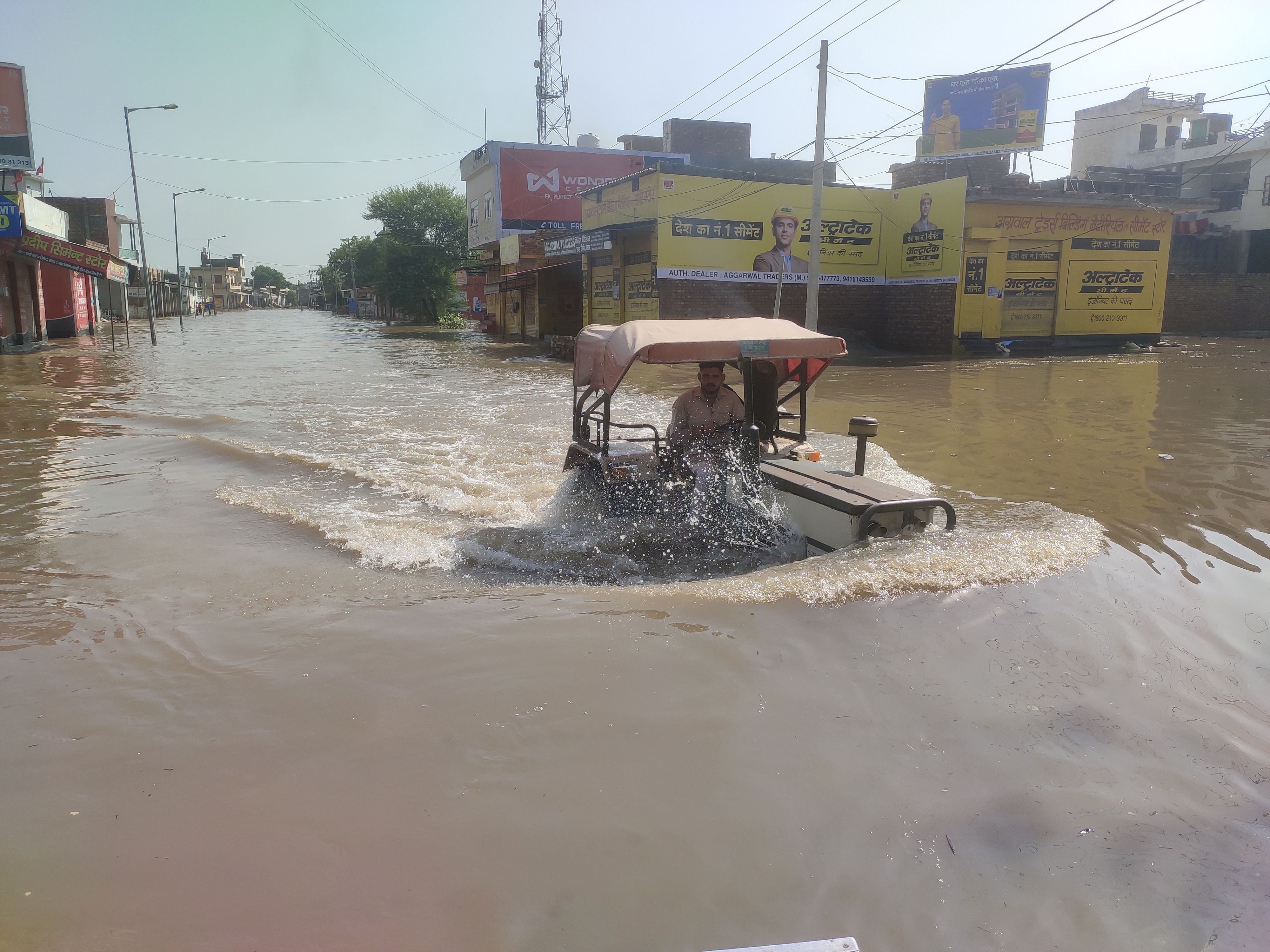 भूना के हिसार रोड पर जलभराव में से ट्रैक्टर लेकर जाता चालक। भूना के हिसार रोड पर जलभराव में से ट्रैक्टर लेकर जाता चालक।