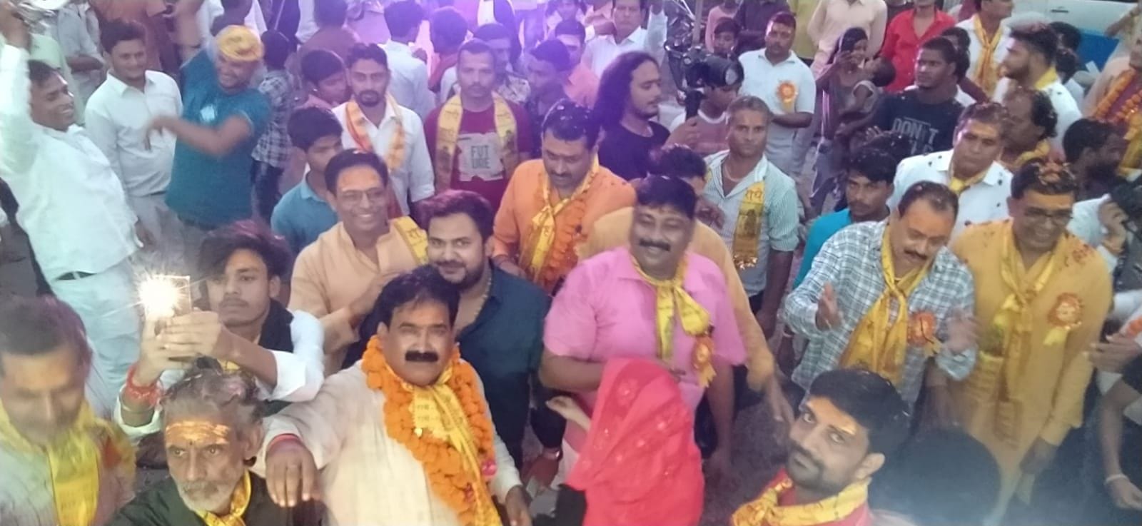 बरात में शामिल श्रद्धालुओं की भीड़। संवाद
