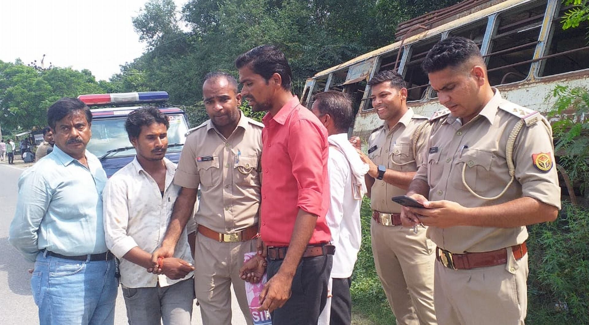 एआरटीओ कार्यालय के बाहर पकड़े गए दलालों को पकड़कर ले जाती पुलिस। संवाद एआरटीओ कार्यालय के बाहर पकड़े गए दलालों को पकड़कर ले जाती पुलिस। संवाद