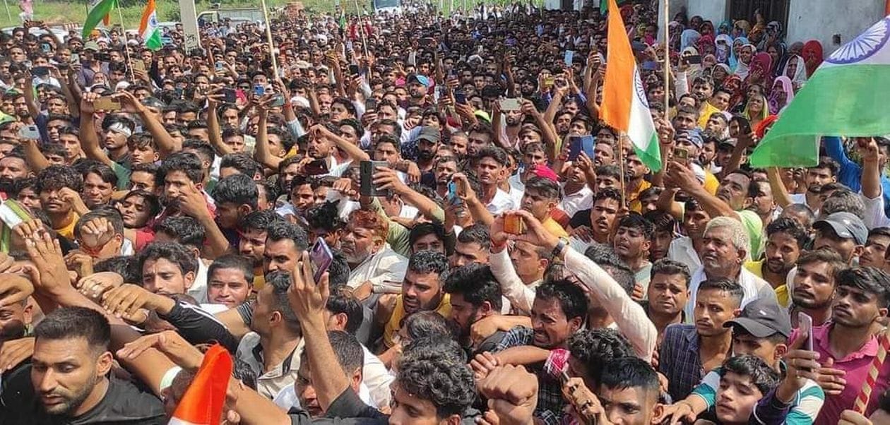 मुबारिकपुर में शहीद की अंतिम यात्रा में उमड़ा जन सैलाब मुबारिकपुर में शहीद की अंतिम यात्रा में उमड़ा जन सैलाब