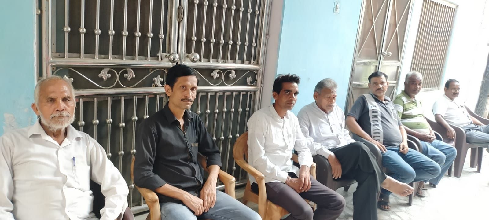 महिला की मौत के बाद घर के बाहर बैठे नाते-रिश्तेदार। संवाद महिला की मौत के बाद घर के बाहर बैठे नाते-रिश्तेदार। संवाद
