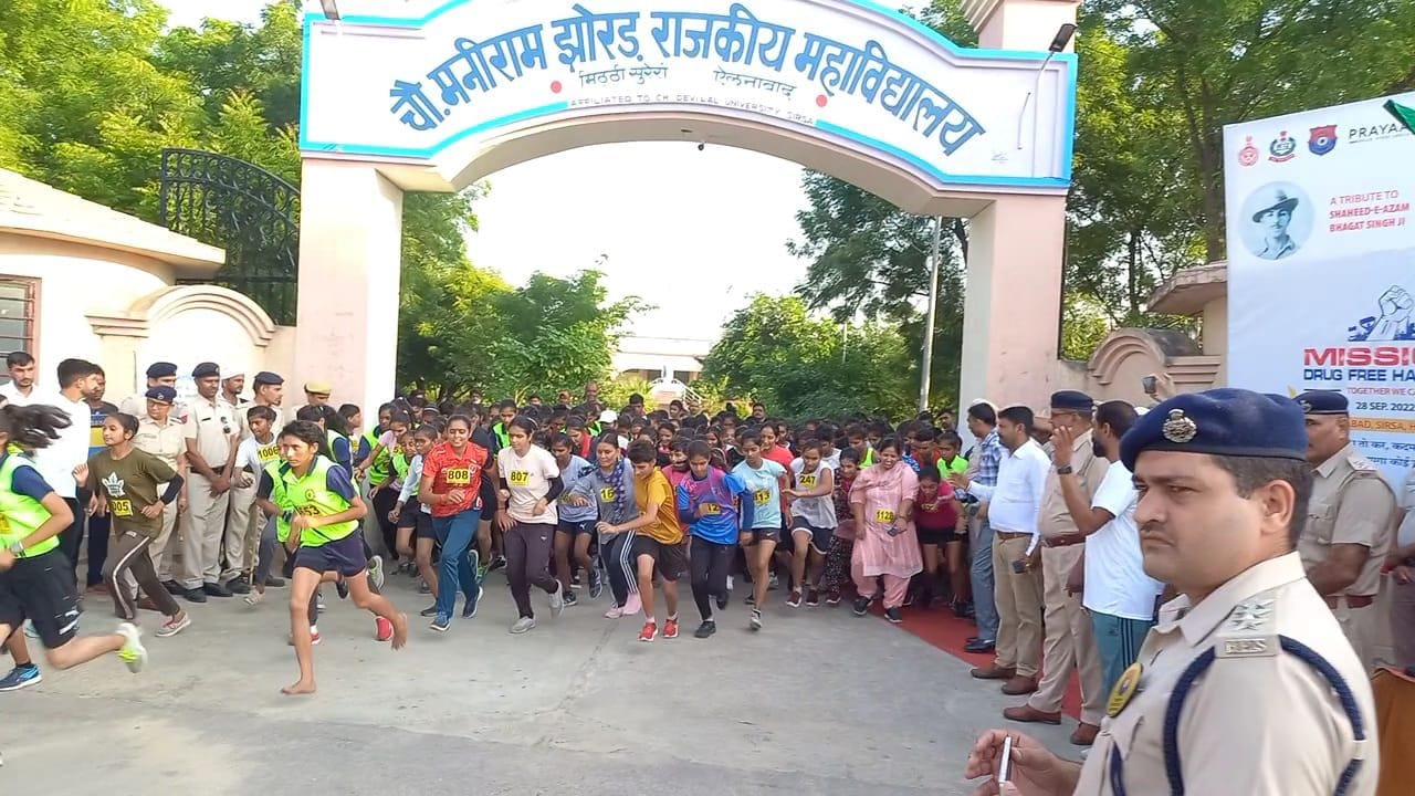 नशा को लेकर आयोजित मैराथन में हिस्सा लेती युवतियां। संवाद नशा को लेकर आयोजित मैराथन में हिस्सा लेती युवतियां। संवाद