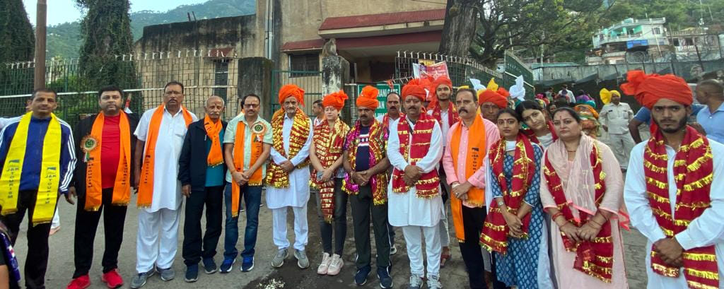 नवरात्र में प्रभात फेरी के दौरान निकाली गई झांकी व सदस्य नवरात्र में प्रभात फेरी के दौरान निकाली गई झांकी व सदस्य