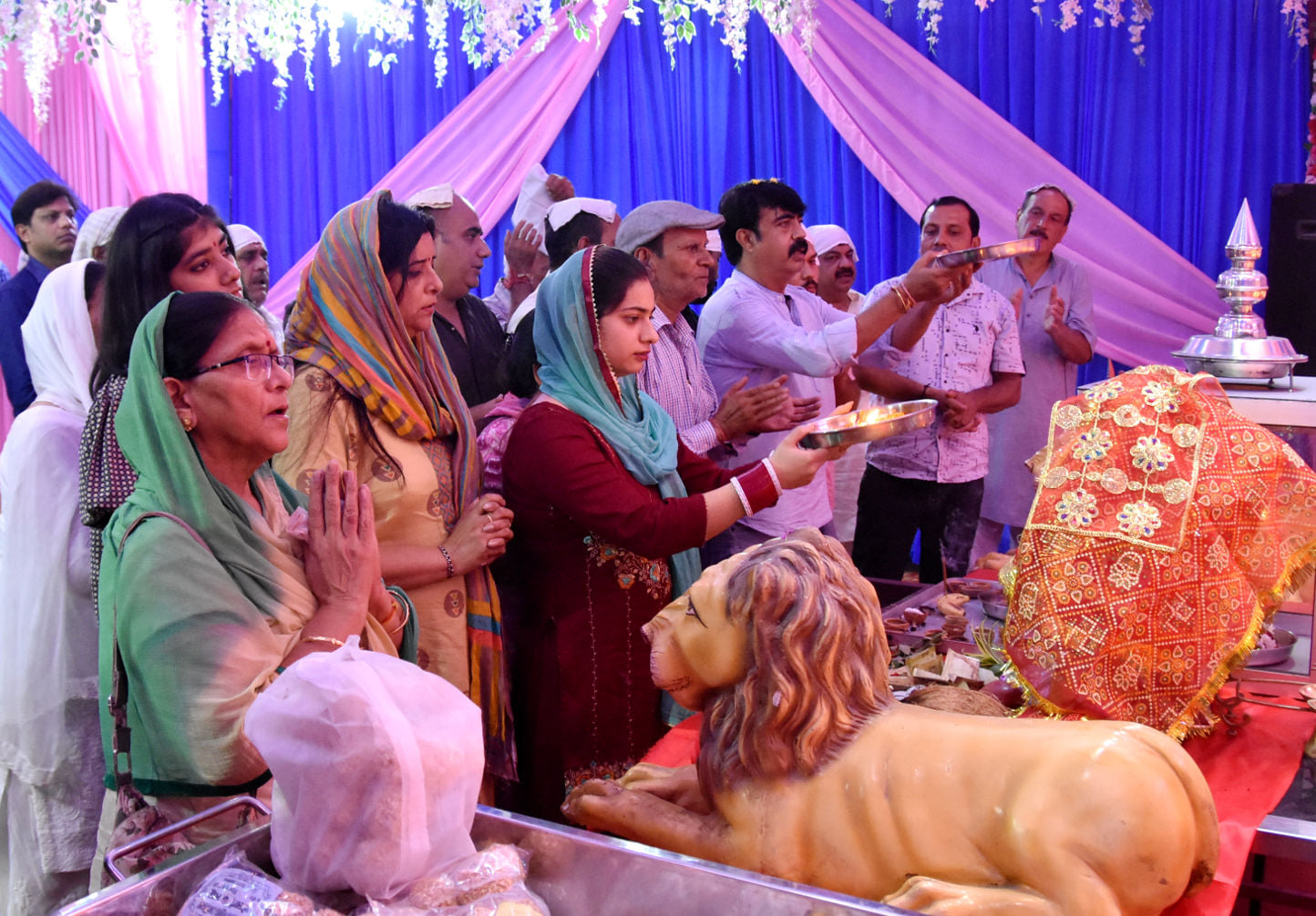 नवरात्र पर हरि मंदिर में माता की आरती करते श्रद्घालु