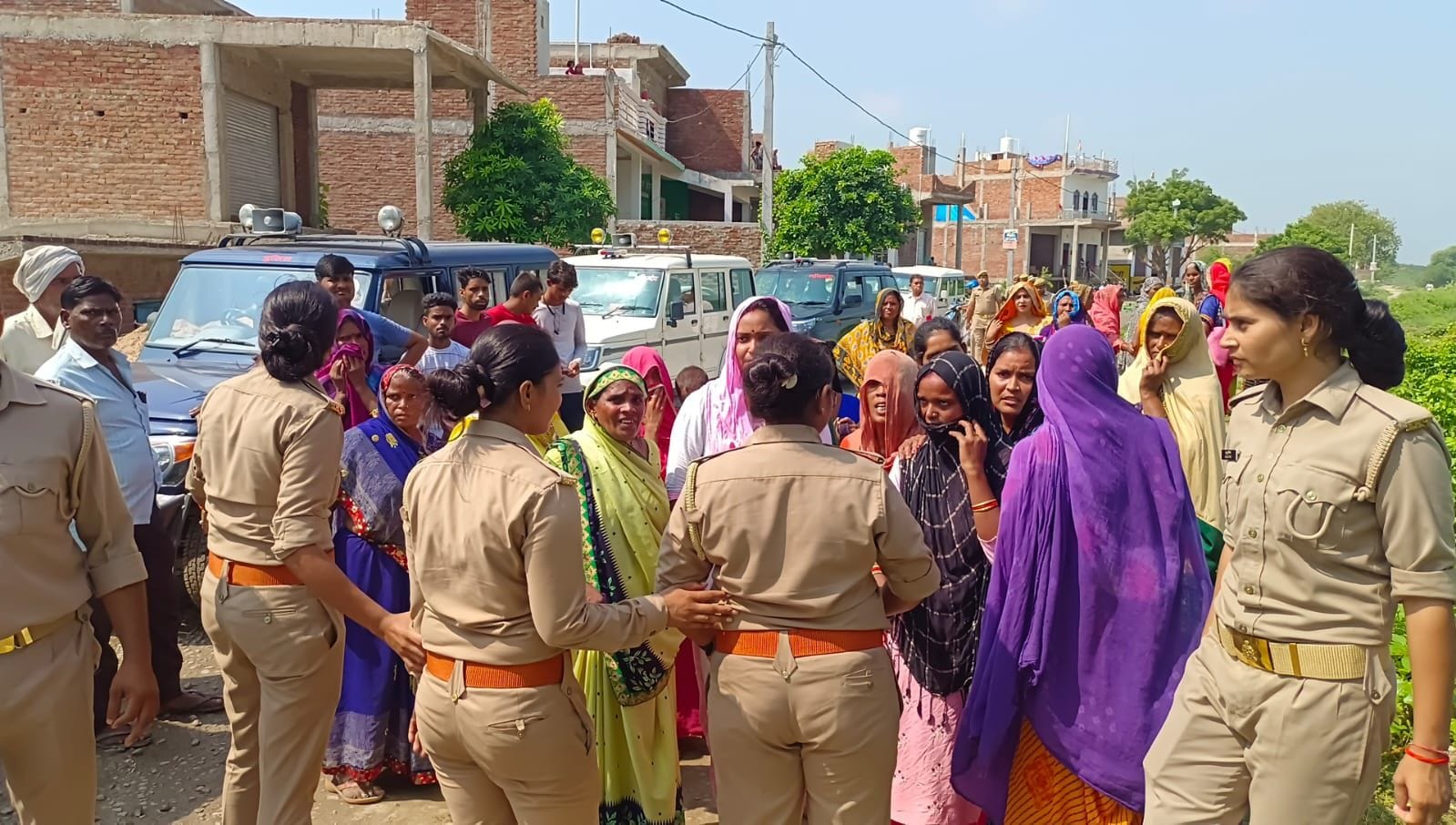 औरैया में छात्र की मौत का मामला... आक्रोशित महिलाओं को समझाती पुलिस। संवाद औरैया में छात्र की मौत का मामला... आक्रोशित महिलाओं को समझाती पुलिस। संवाद