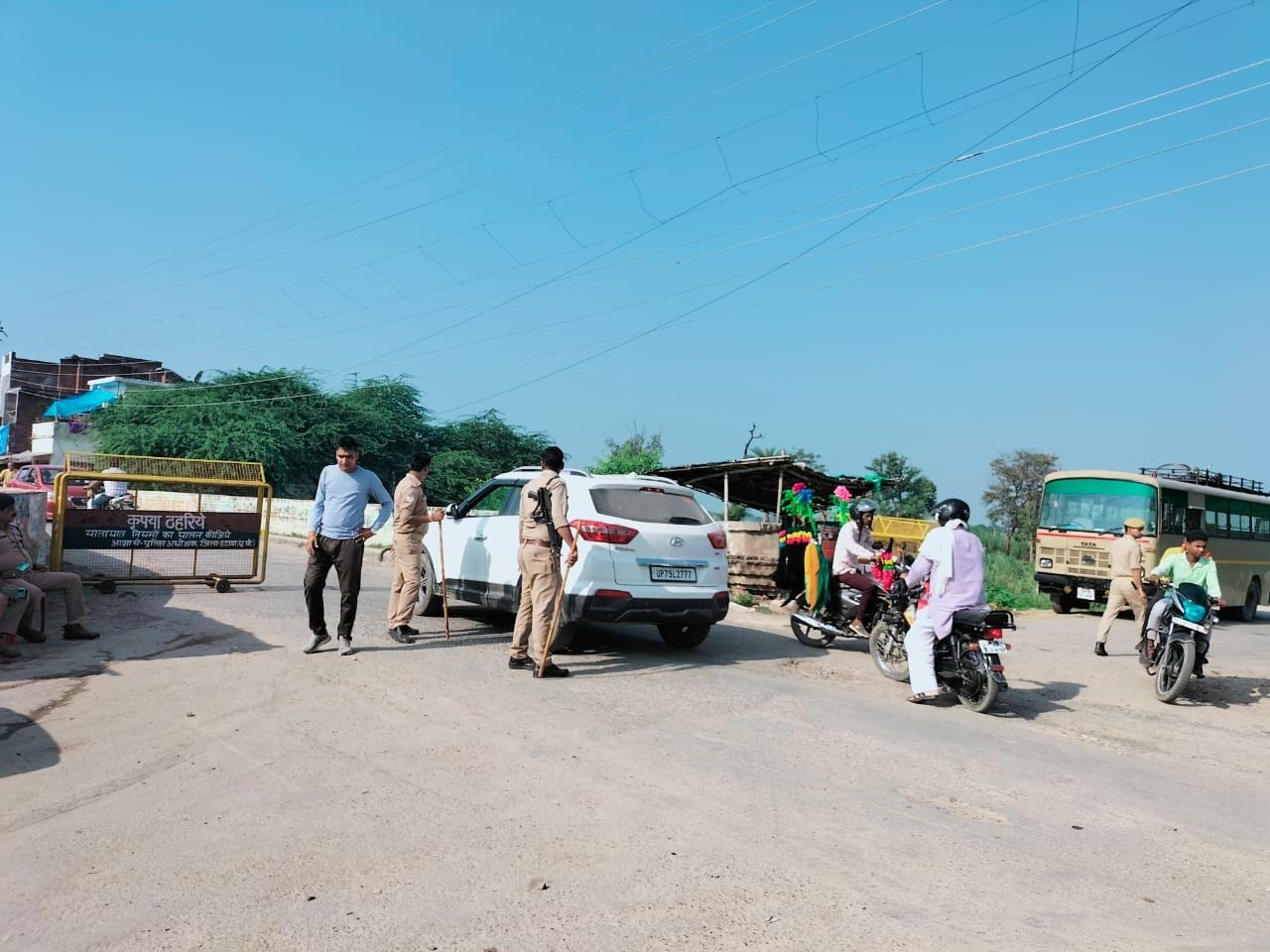 औरैया में छात्र की मौत का मामला...छल्दा नहर कोठी पर चेकिंग करती पुलिस। संवाद औरैया में छात्र की मौत का मामला...छल्दा नहर कोठी पर चेकिंग करती पुलिस। संवाद