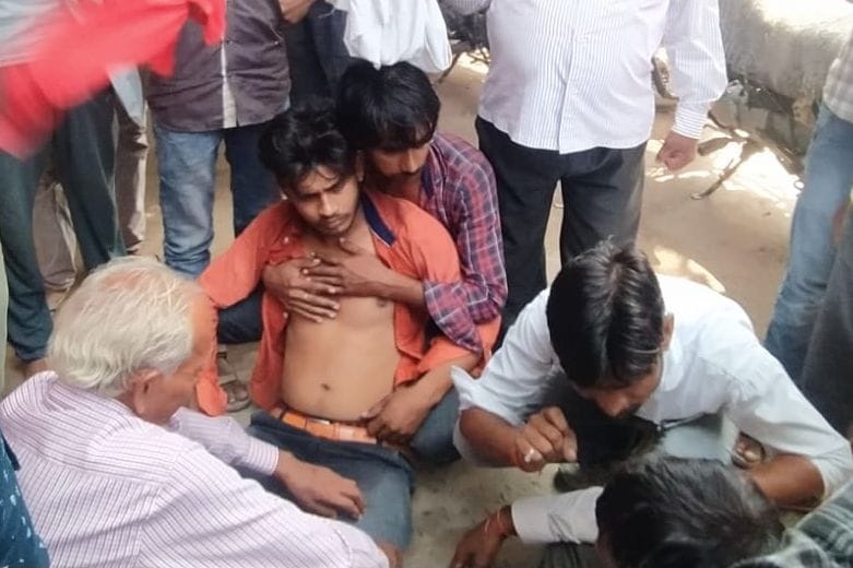 पत्नी की मौत के बाद बेसुध पड़ा पति अनिकेश। संवाद पत्नी की मौत के बाद बेसुध पड़ा पति अनिकेश। संवाद
