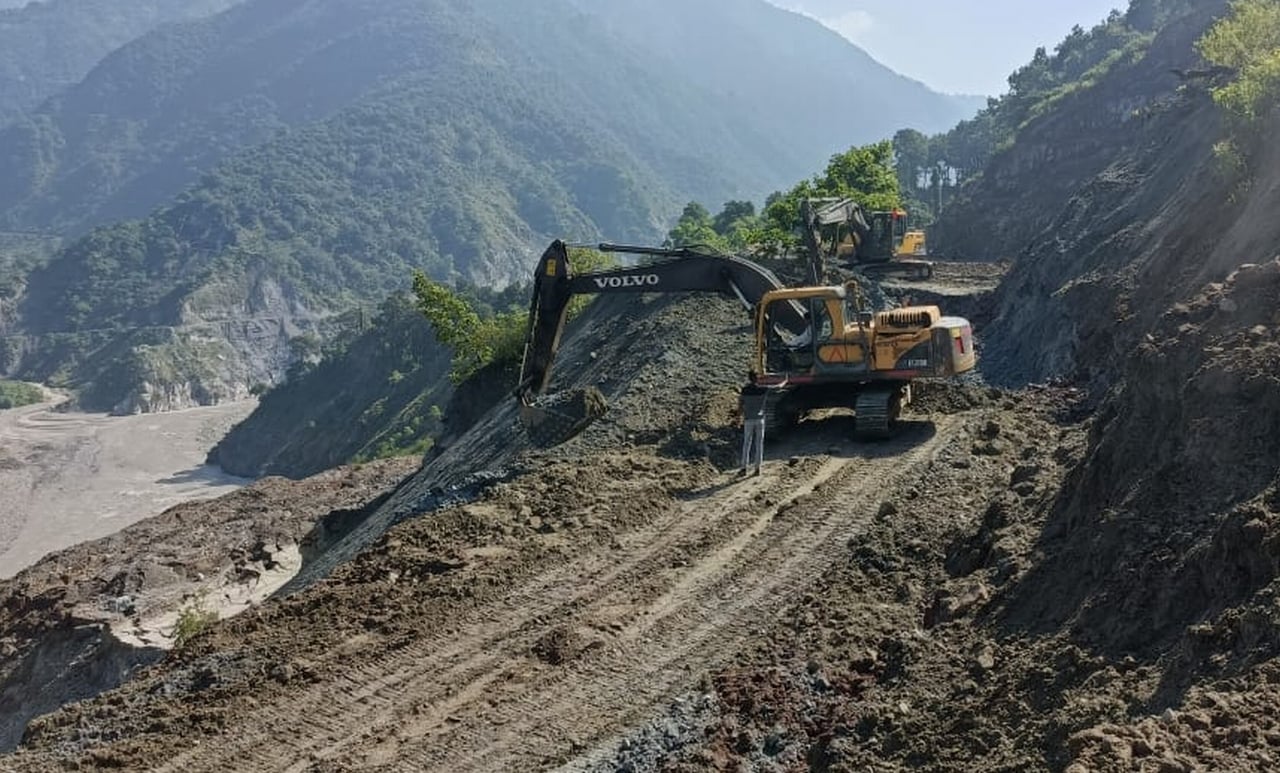 पांवटा-शिलाई पर कच्ची ढांक में मानसून से क्षतिग्रस्त सड़क की बहाली के कार्य में लगाई गईं जेसीबी म पांवटा-शिलाई पर कच्ची ढांक में मानसून से क्षतिग्रस्त सड़क की बहाली के कार्य में लगाई गईं जेसीबी म
