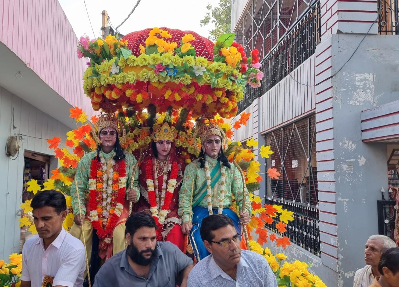 रामपुर मनिहारान में राम बारात में शामिल भगवान श्री राम की झांकी रामपुर मनिहारान में राम बारात में शामिल भगवान श्री राम की झांकी