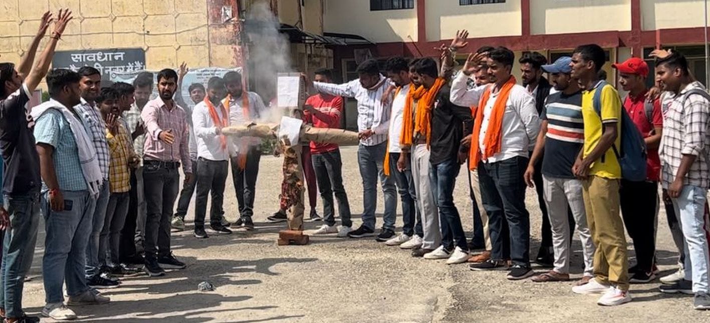 रुद्रपुर डिग्री कॉलेज में कुलपति का पुतला फूंकते एबीवीपी कार्यकर्ता। रुद्रपुर डिग्री कॉलेज में कुलपति का पुतला फूंकते एबीवीपी कार्यकर्ता।