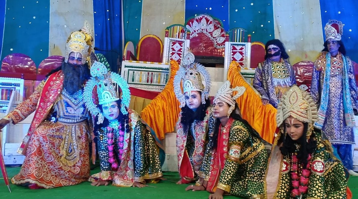 शामली में हनुमान धाम पर रामलीला का मंचन करते मथुरा के कलाकार। शामली में हनुमान धाम पर रामलीला का मंचन करते मथुरा के कलाकार।