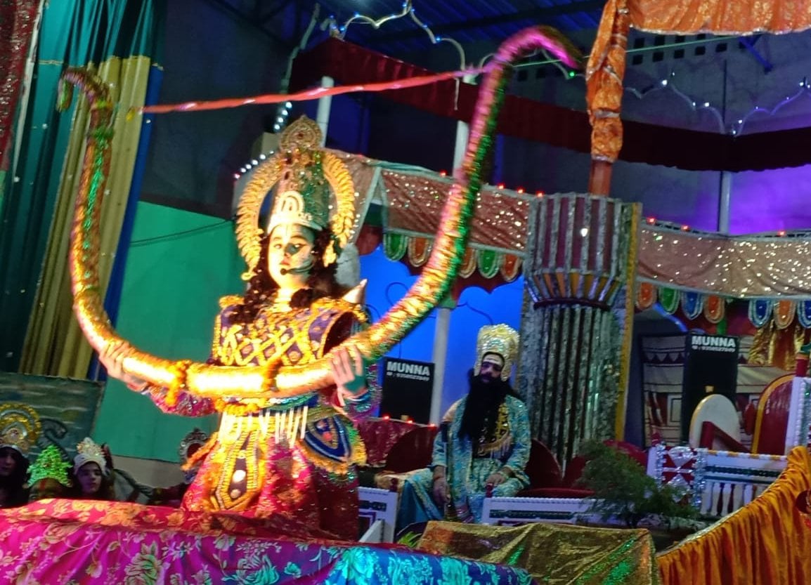 शामली में हनुमान धाम पर रामलीला का मंचन करते मथुरा के कलाकार। शामली में हनुमान धाम पर रामलीला का मंचन करते मथुरा के कलाकार।