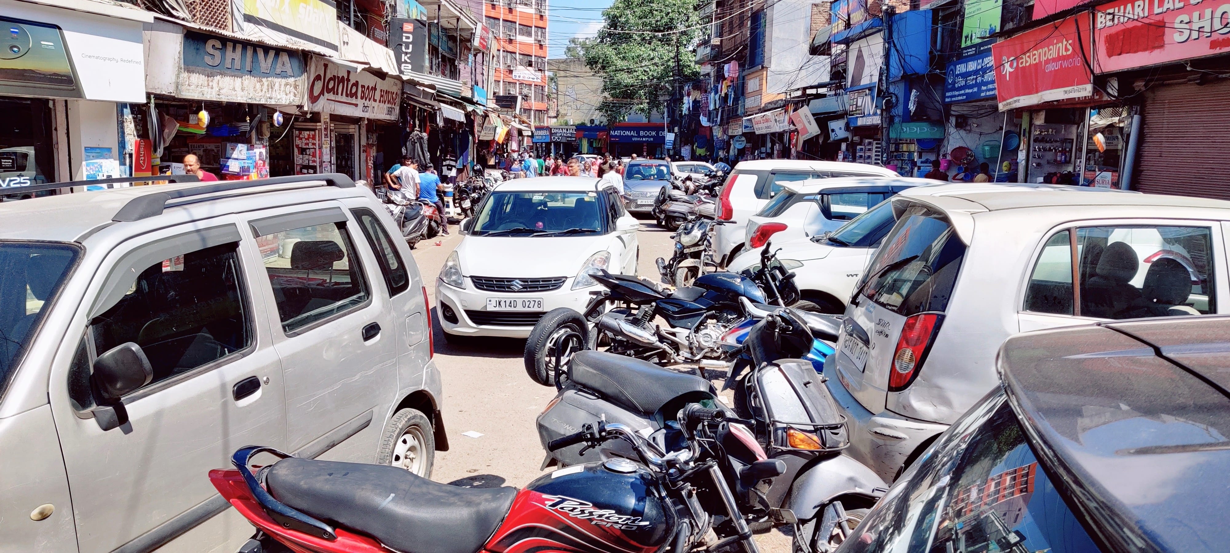 उधमपुर: शहर में पार्किंग ना होने के कारण लाइन के बाहर खड़े वाहन. उधमपुर: शहर में पार्किंग ना होने के कारण लाइन के बाहर खड़े वाहन.