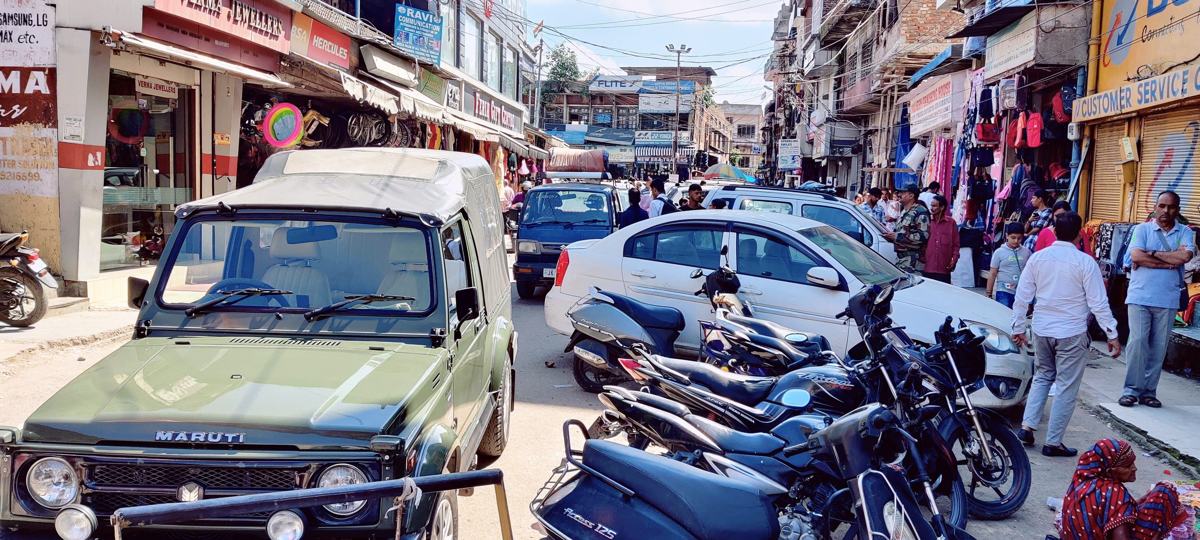 उधमपुर: शहर में पार्किंग ना होने के कारण लाइन के बाहर खड़े वाहन. उधमपुर: शहर में पार्किंग ना होने के कारण लाइन के बाहर खड़े वाहन.