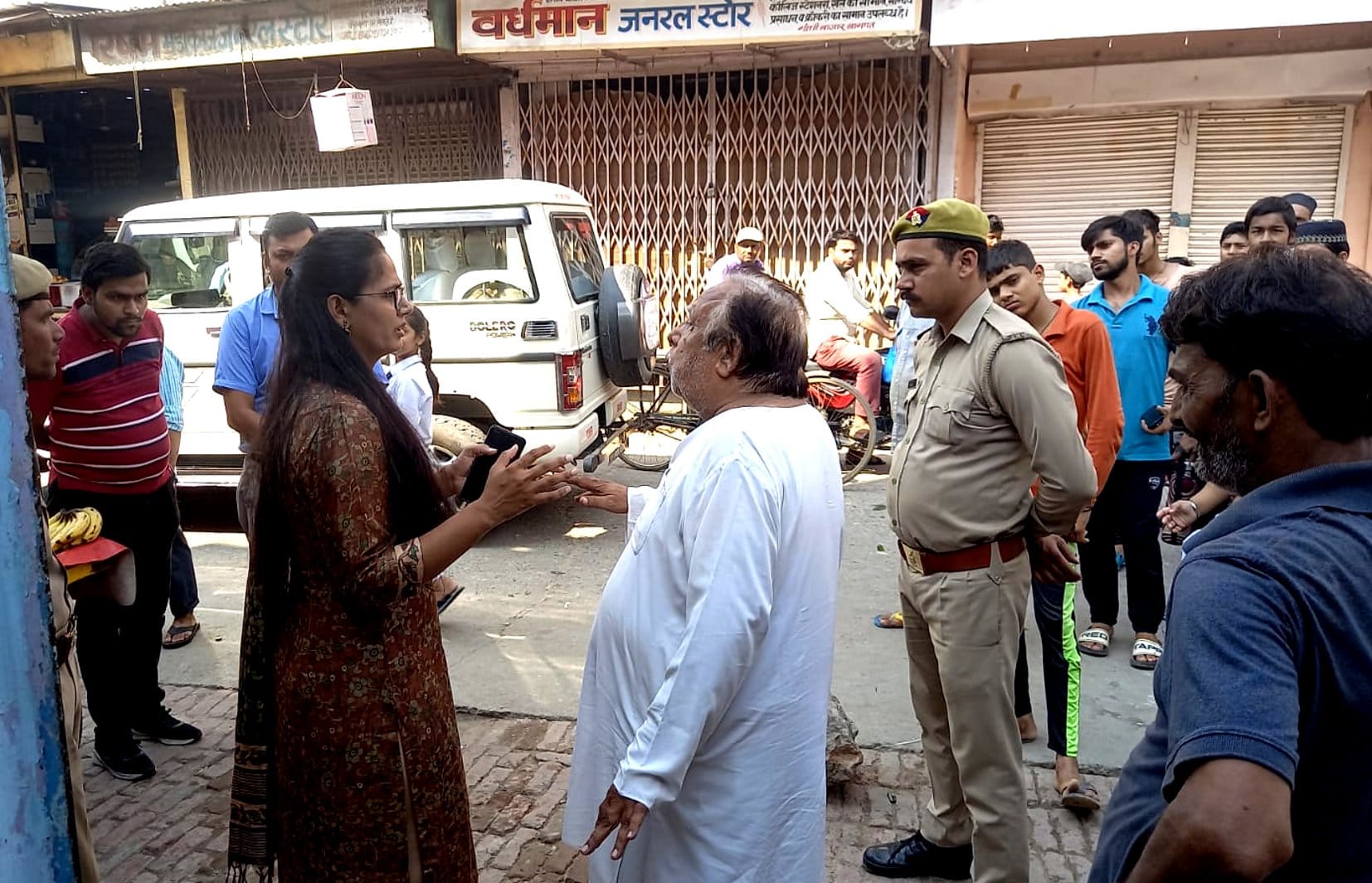 बागपत के गांधी बाजार में खुल रही दुकान बंद कराने पहुंची सहायक श्रम आयुक्त विनिता सिंह से विरोध प? बागपत के गांधी बाजार में खुल रही दुकान बंद कराने पहुंची सहायक श्रम आयुक्त विनिता सिंह से विरोध प?