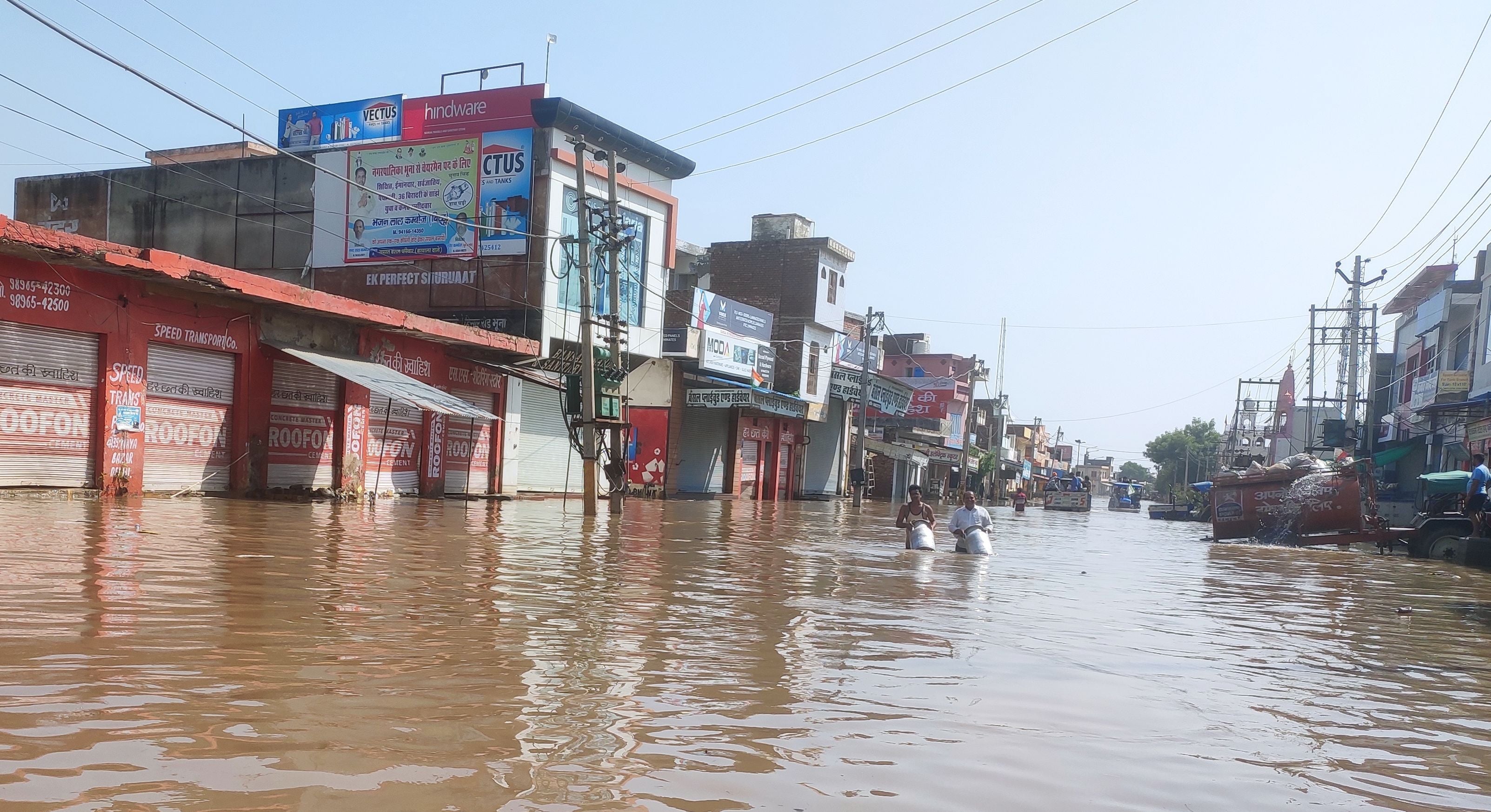 भूना के हिसार रोड पर छह दिन से बंद पड़ी दुकानें। भूना के हिसार रोड पर छह दिन से बंद पड़ी दुकानें।