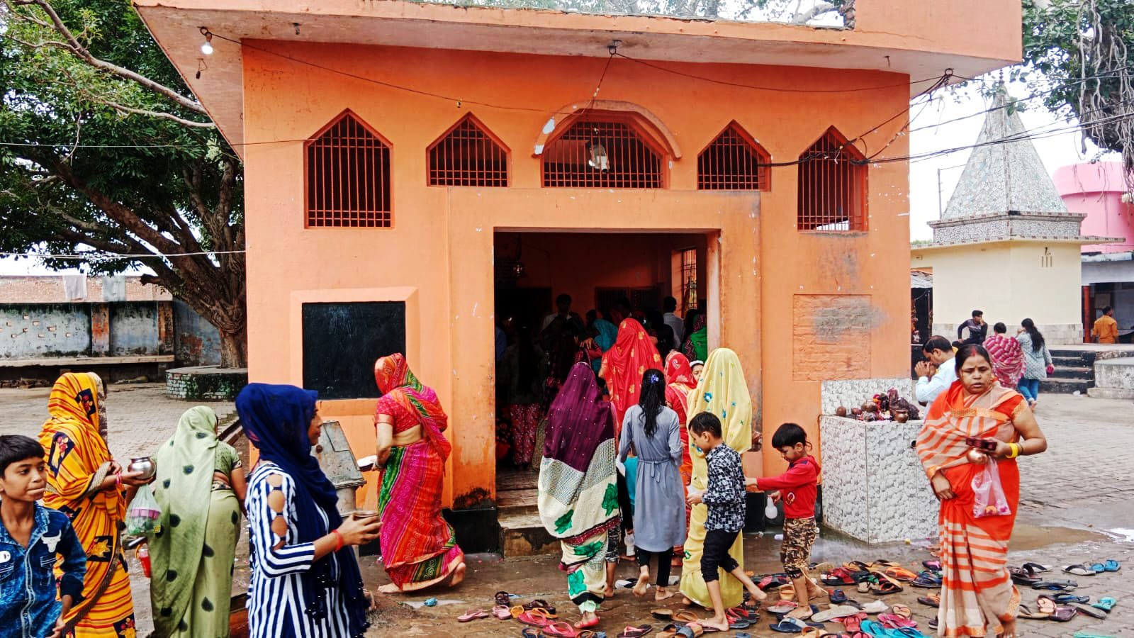 बिल्सी के हनुमानगढ़ी मंदिर पर जलाभिषेक करते माता रानी के भक्त। संवाद बिल्सी के हनुमानगढ़ी मंदिर पर जलाभिषेक करते माता रानी के भक्त। संवाद