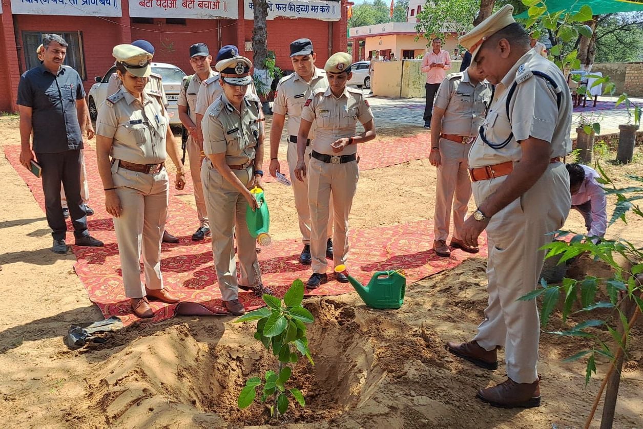 बाढ़डा थाने में पौधरोपण करतीं एडीजीपी ममता सिंह। बाढ़डा थाने में पौधरोपण करतीं एडीजीपी ममता सिंह।