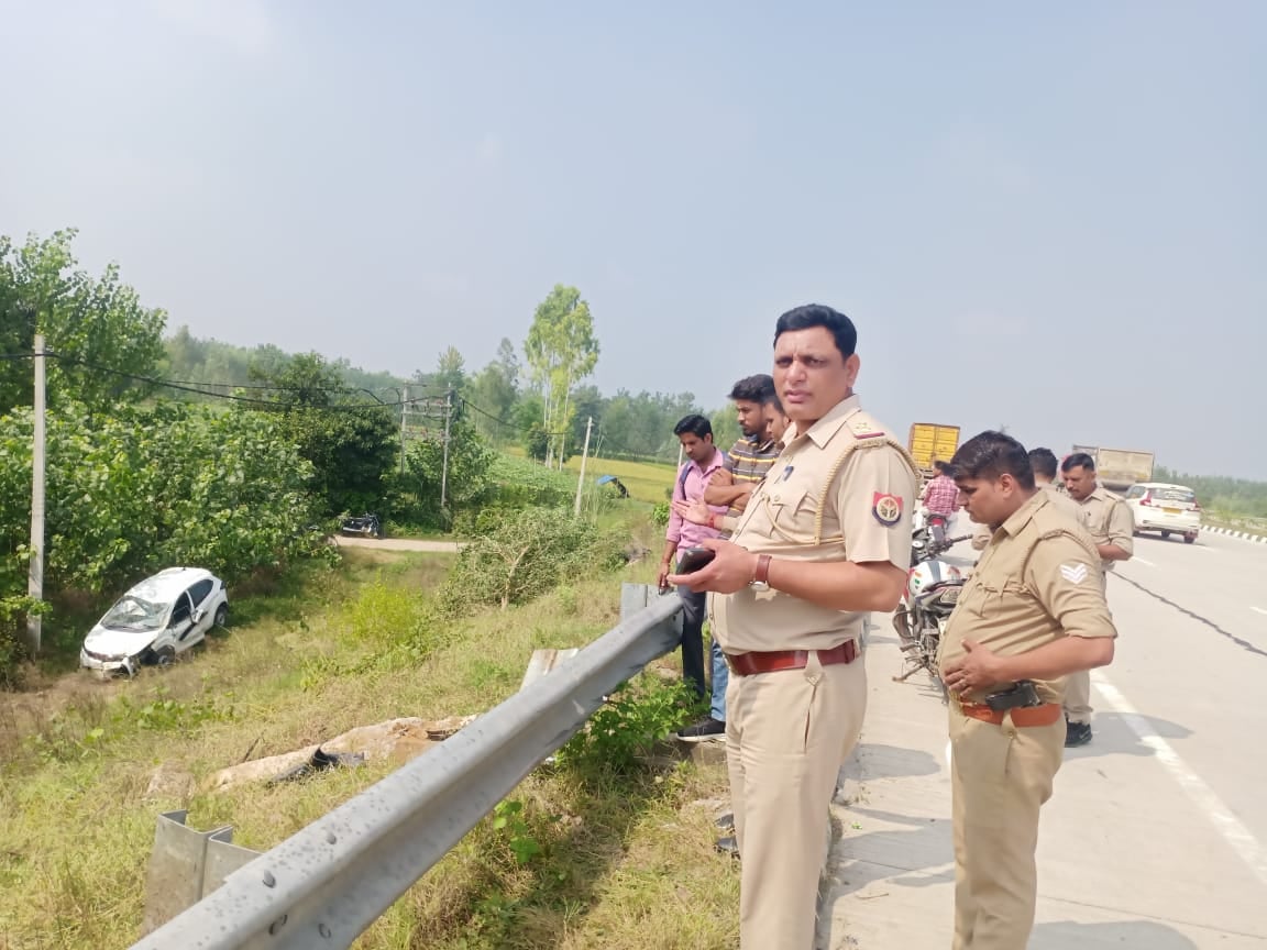 छुटमलपुर बाईपास पर खाई में उतरी कार और पहुंची पुलिस छुटमलपुर बाईपास पर खाई में उतरी कार और पहुंची पुलिस