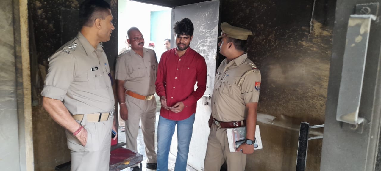एमबीबीएस छात्र आदित्य से जानकारी लेते सीएफओ तेजवीर सिंह एमबीबीएस छात्र आदित्य से जानकारी लेते सीएफओ तेजवीर सिंह