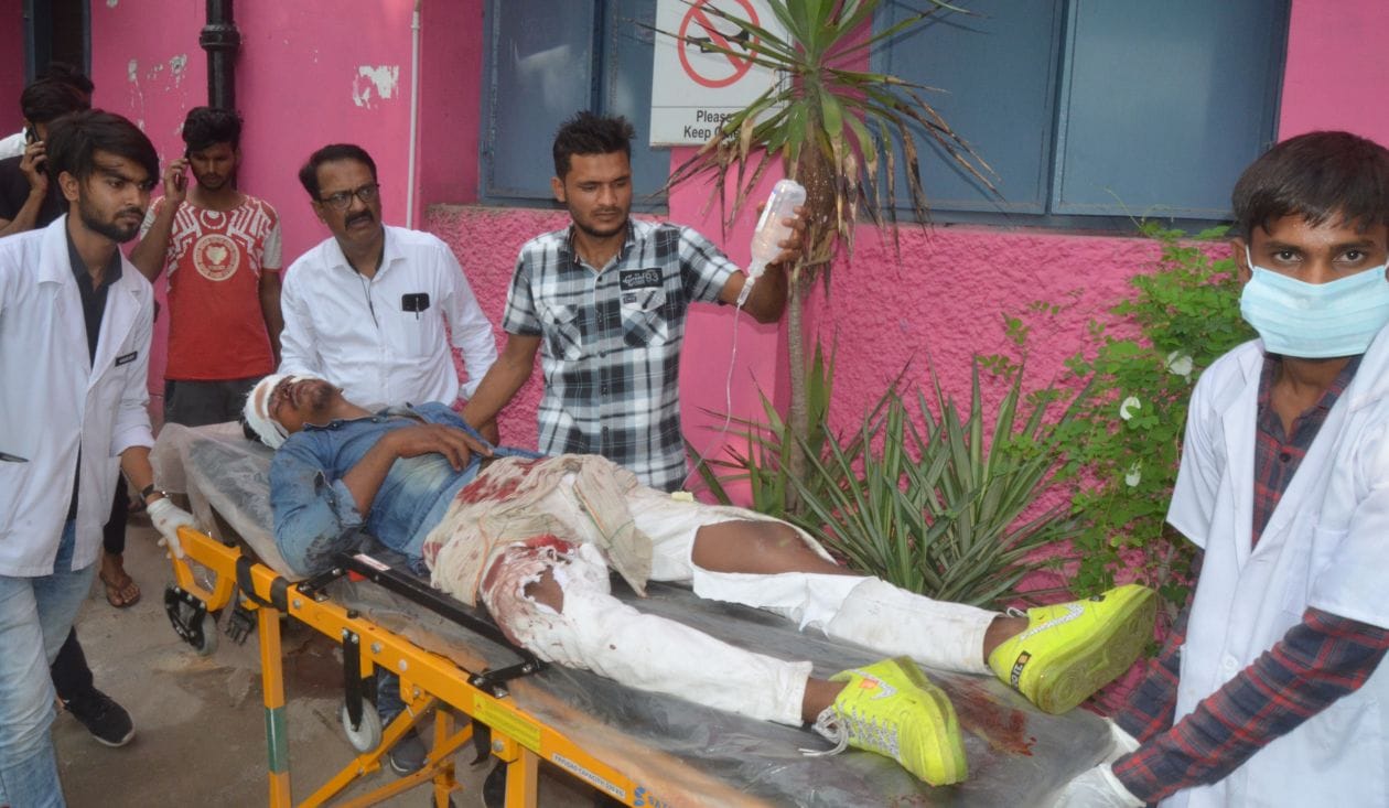 एनएच09 पर सड़क दुर्घटना होने के बाद घायलों को सरकारी अस्पताल में भर्ती करते स्वास्थ्य कर्मी। संवा एनएच09 पर सड़क दुर्घटना होने के बाद घायलों को सरकारी अस्पताल में भर्ती करते स्वास्थ्य कर्मी। संवा