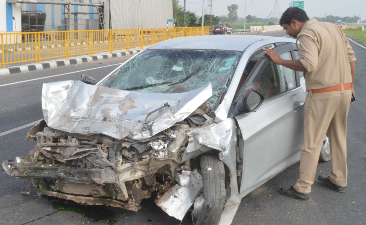 एनएच09 पर सड़क दुर्घटना होने के बाद क्षतिग्रस्त कार को देखते पुलिसकर्मी। संवाद एनएच09 पर सड़क दुर्घटना होने के बाद क्षतिग्रस्त कार को देखते पुलिसकर्मी। संवाद