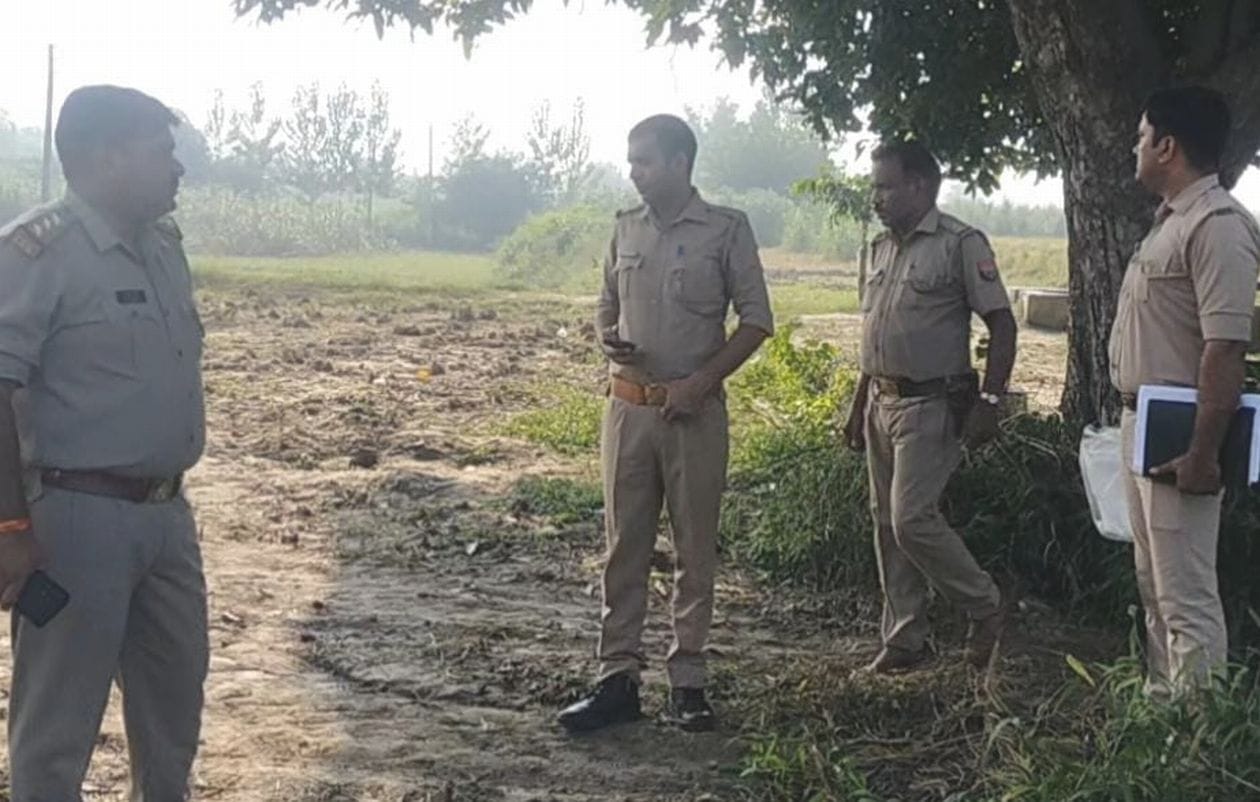 गांव धनौरा के जंगल में युवक की हत्या होने के बाद घटनास्थल जानकारी करने पहुंचे पुलिसकर्मी। संवाद गांव धनौरा के जंगल में युवक की हत्या होने के बाद घटनास्थल जानकारी करने पहुंचे पुलिसकर्मी। संवाद