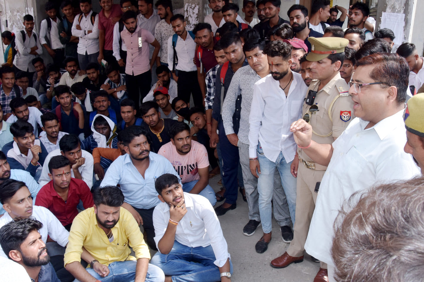 जैन डिग्री कॉलेज में एडमिशन को लेकर धरना प्रदर्शन करते छात्र छात्राएं से वार्ता करते प्राचार्य जैन डिग्री कॉलेज में एडमिशन को लेकर धरना प्रदर्शन करते छात्र छात्राएं से वार्ता करते प्राचार्य