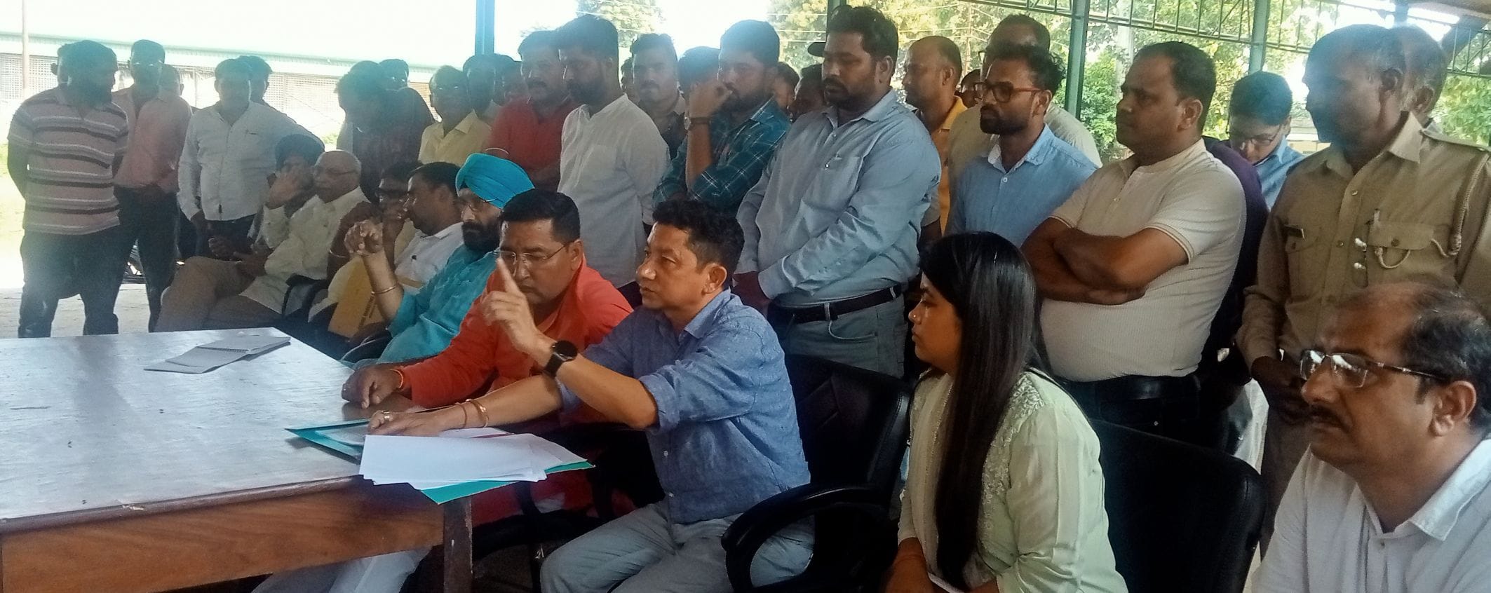 खटीमा में मंडी समिति परिसर में किसानों की बैठक में मौजूद एसडीएम रविंद्र सिंह बिष्ट एवं तहसीलदार ? खटीमा में मंडी समिति परिसर में किसानों की बैठक में मौजूद एसडीएम रविंद्र सिंह बिष्ट एवं तहसीलदार ?