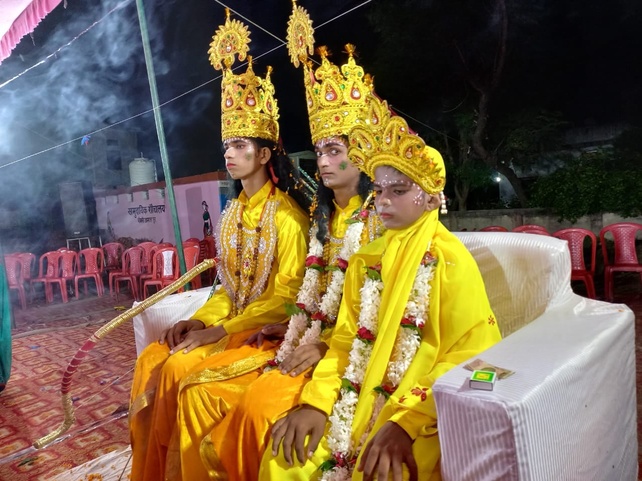 मझवारा क्षेत्र के सेमरी जमालपुर में रामलीला का मंचन करते कलाकार।संवाद