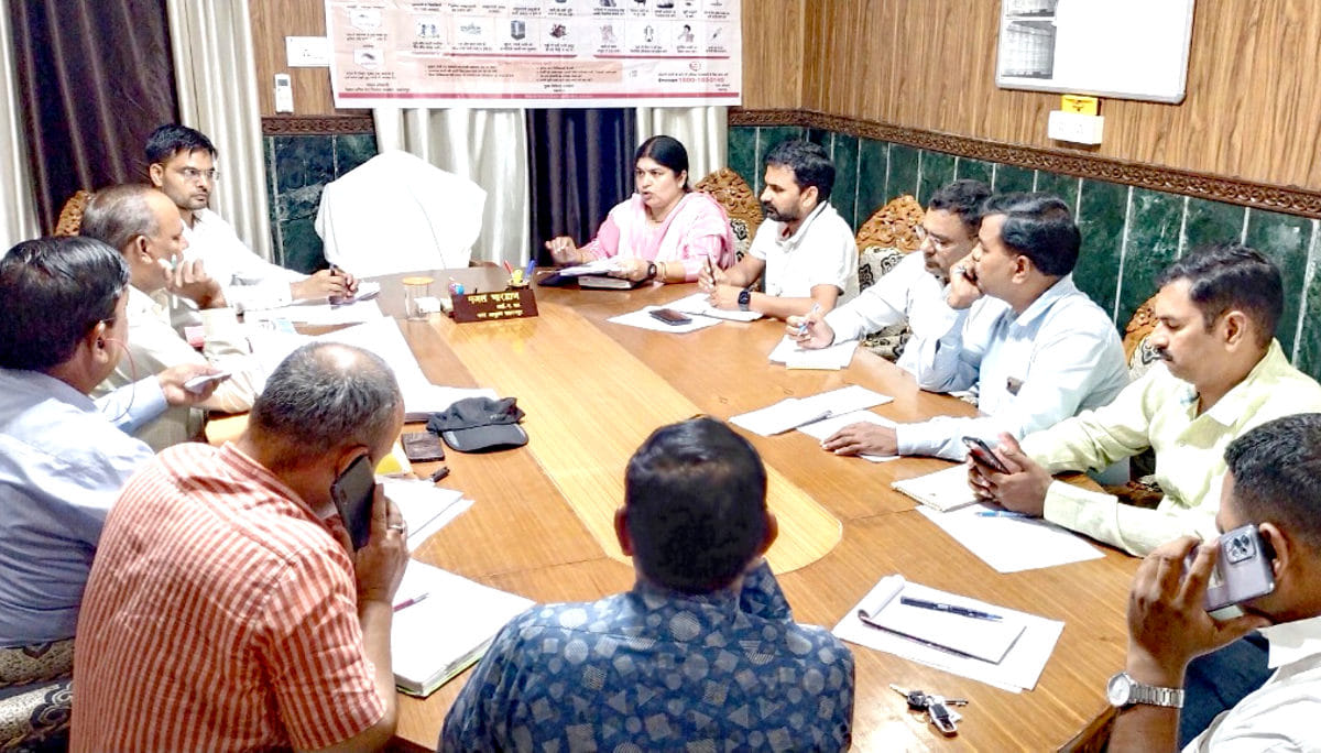 निगम में संचारी रोग नियंत्रण अभियान की बैठक को सम्बोधित करती जिला मलेरिया अधिकारी शिवांका गौड़ निगम में संचारी रोग नियंत्रण अभियान की बैठक को सम्बोधित करती जिला मलेरिया अधिकारी शिवांका गौड़