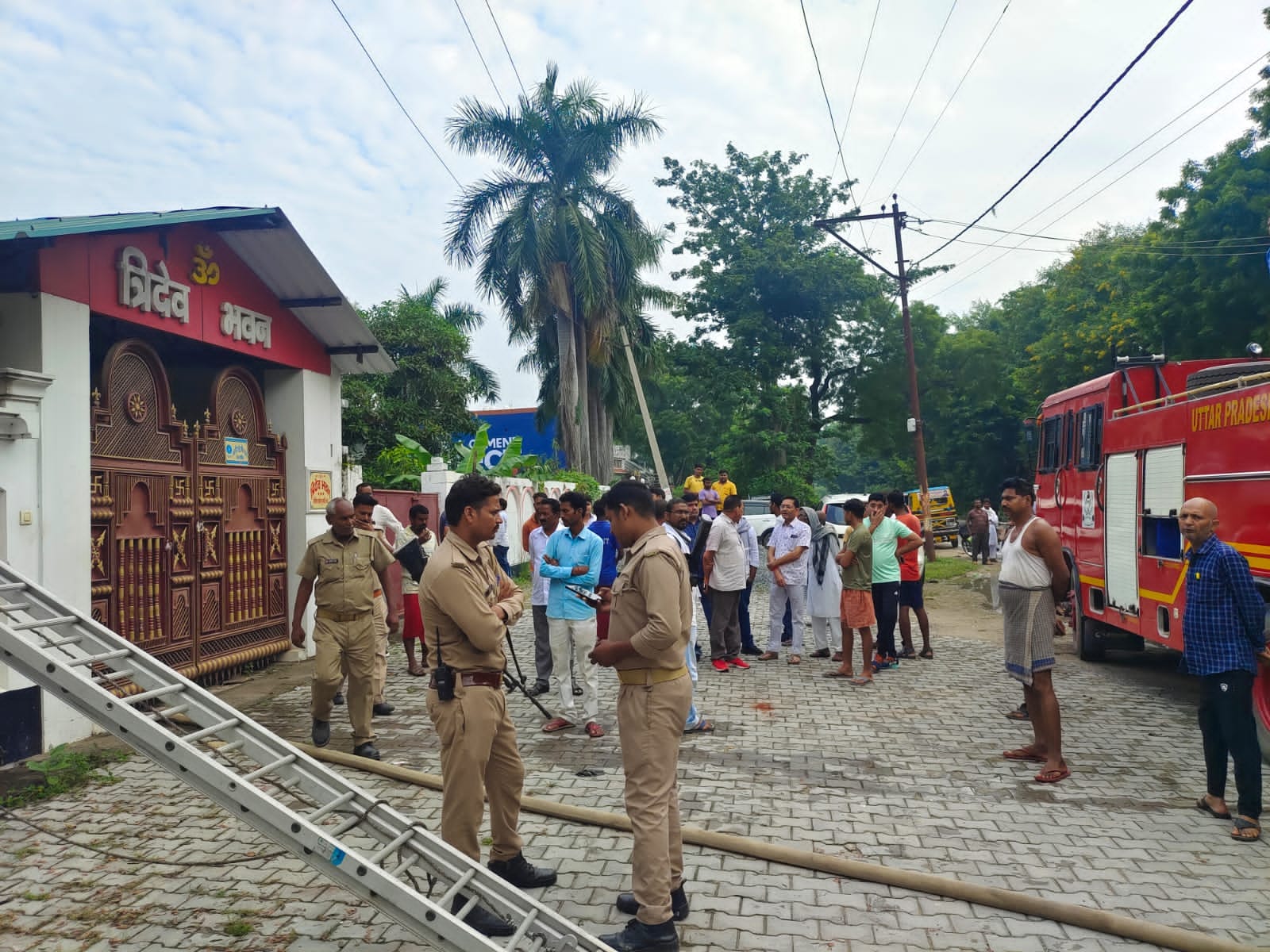 नगर के भुजौटी में जिला प्रशासन द्वारा कुर्क किए गए घर में आग लगने के बाद बाहर खड़ी फायरबिग्रेड और ?