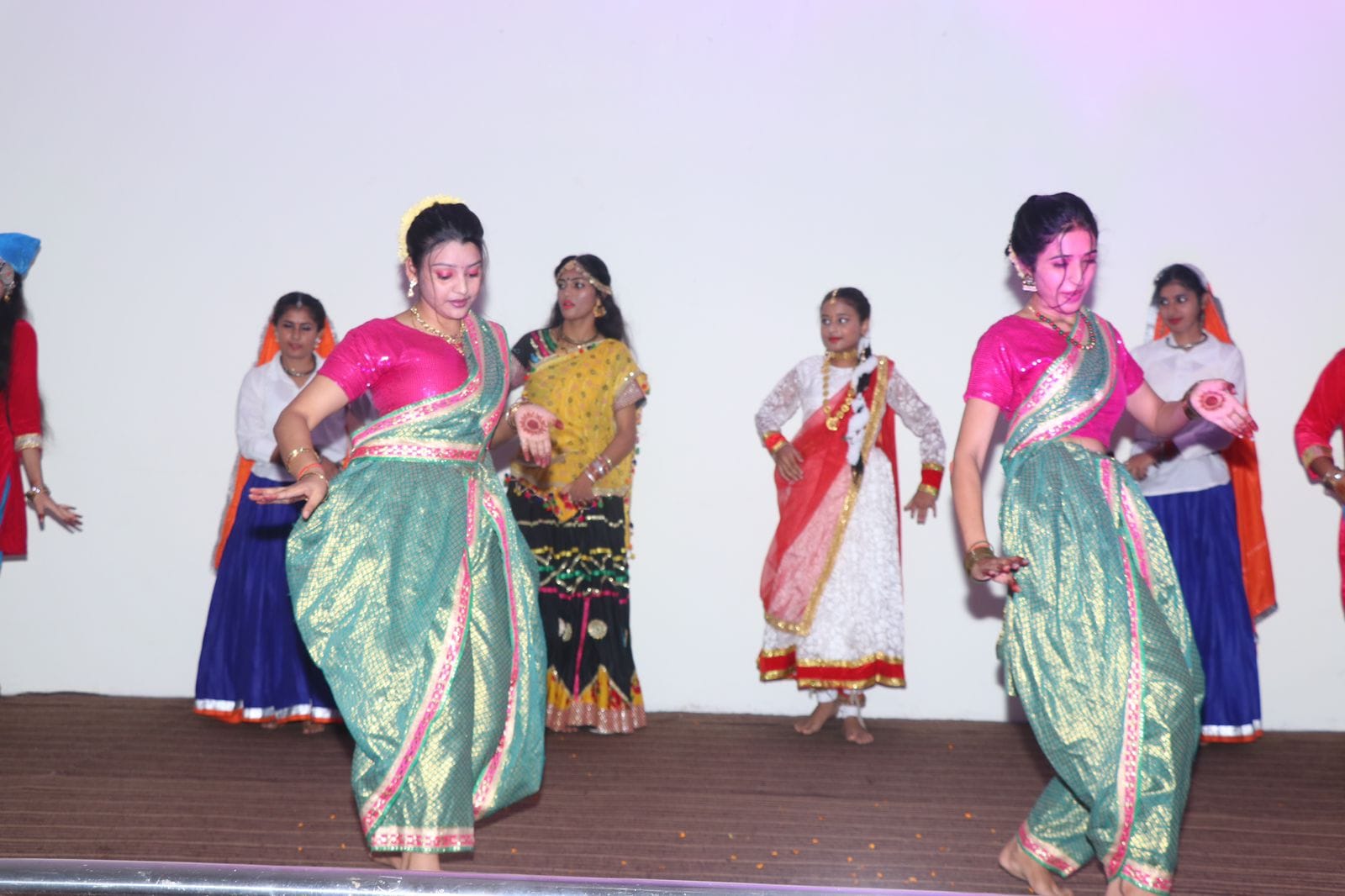 नकुड़ में सांस्कृतिक कार्यक्रम प्रस्तुत करती छात्राएं नकुड़ में सांस्कृतिक कार्यक्रम प्रस्तुत करती छात्राएं
