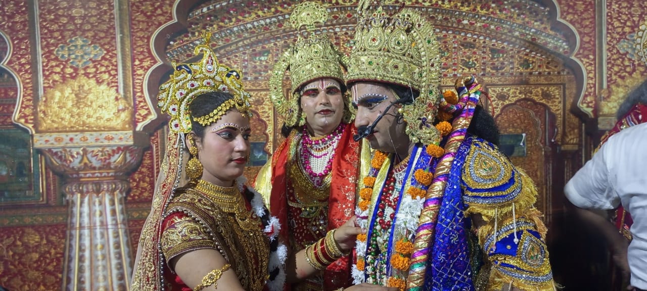 ओसीएफ इस्टेट रामलीला में राम को वरमाला पहनातीं सीता जी। संवाद