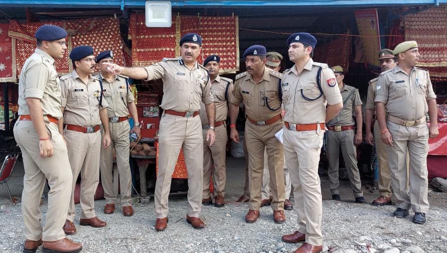 सिद्धपीठ श्री शाकंभरी देवी में सुरक्षा व्यवस्था को लेकर दिशा-निर्देश देते एडीजी सिद्धपीठ श्री शाकंभरी देवी में सुरक्षा व्यवस्था को लेकर दिशा-निर्देश देते एडीजी