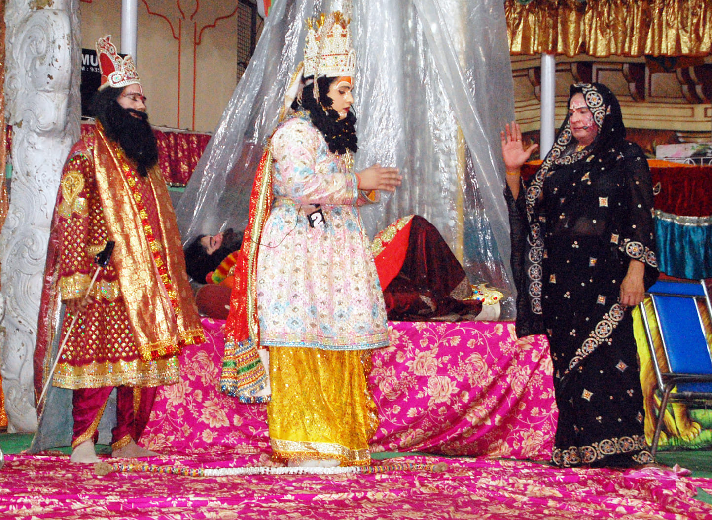 शामली में हनुमान धाम पर रामलीला का मंचन करते कलाकार। शामली में हनुमान धाम पर रामलीला का मंचन करते कलाकार।