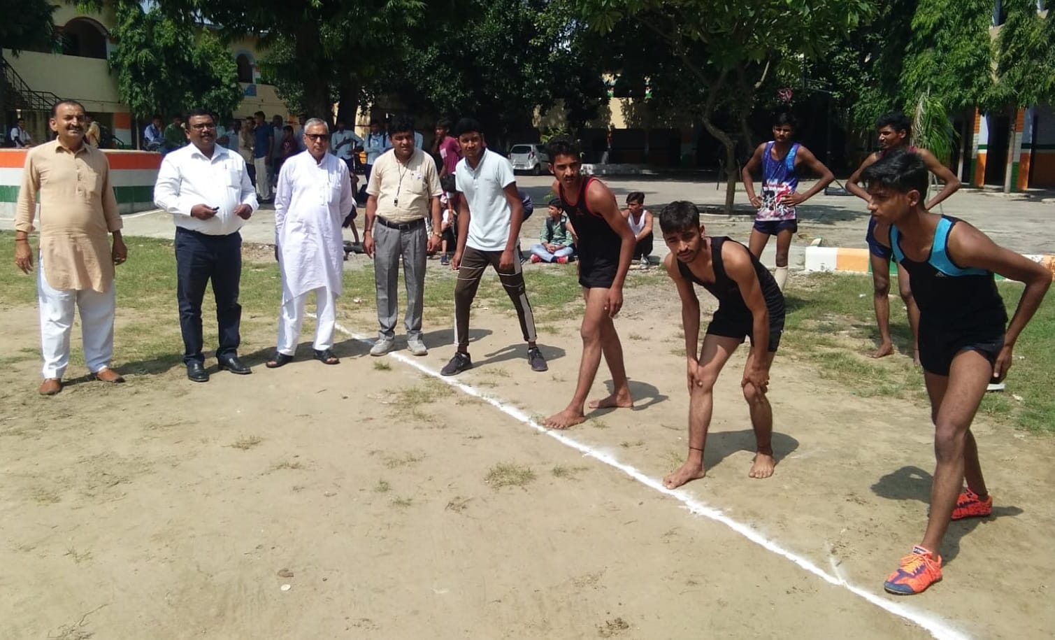 तहसील स्तरीय प्रतियोगिता में दौड़ के लिए तैयार धावक
