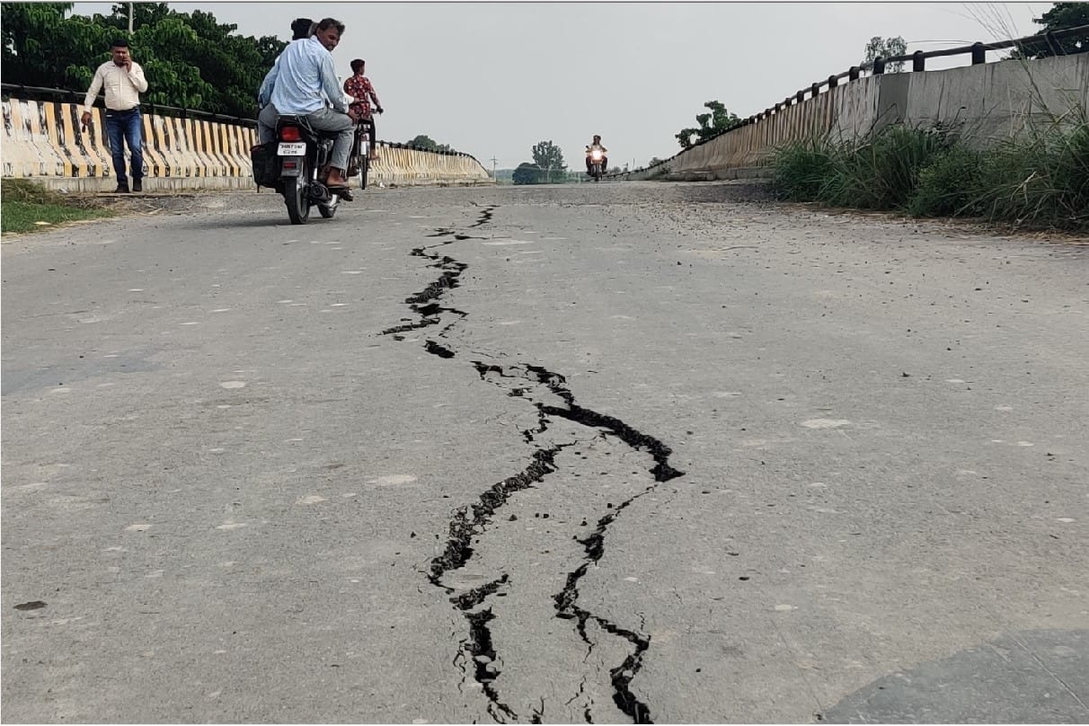 Traces of destruction left, the road of the bridge cracked Traces of destruction left, the road of the bridge cracked
