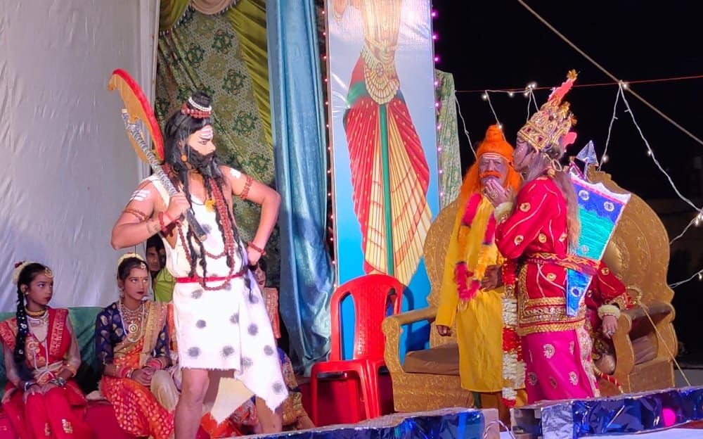 अल्मोड़ा राजपुरा में रामलीला मंचन के दौरान परशुराम-लक्ष्मण संवाद का दृश्य। संवाद अल्मोड़ा राजपुरा में रामलीला मंचन के दौरान परशुराम-लक्ष्मण संवाद का दृश्य। संवाद