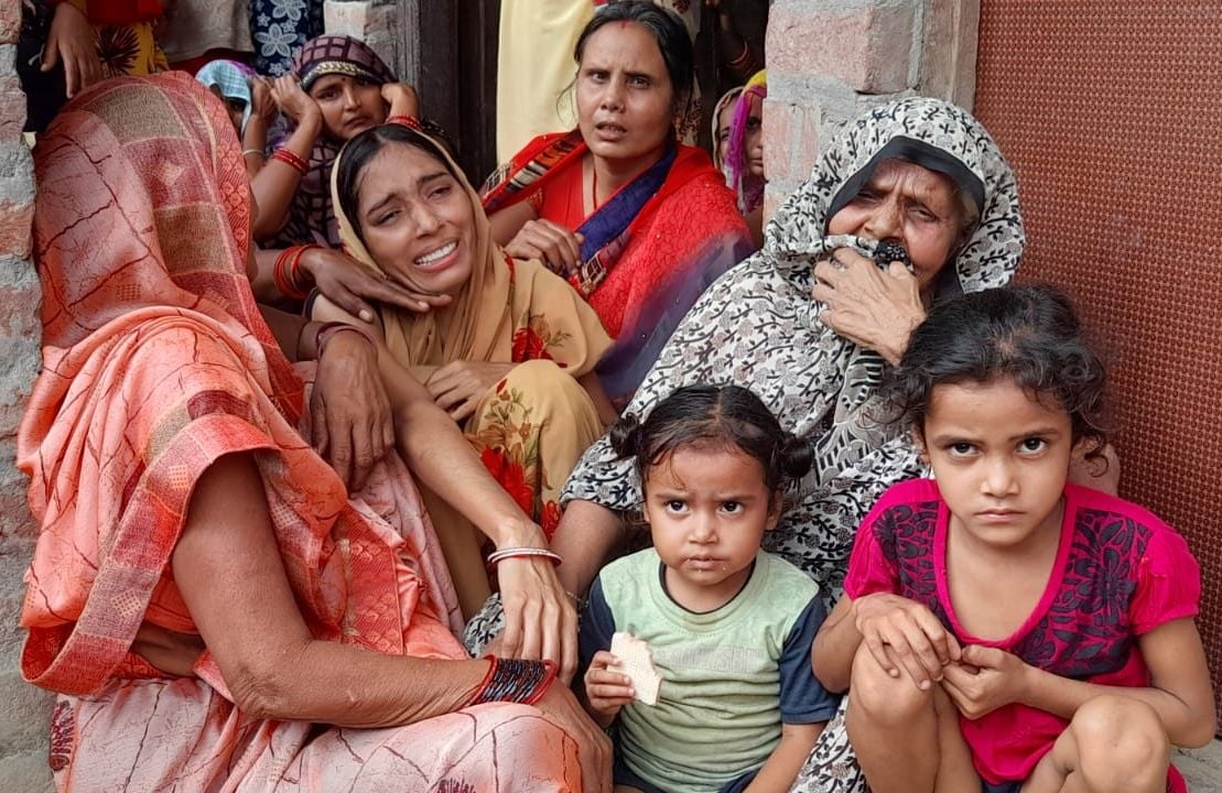 फोटो-32- मृतक रमेश के रोते बिलखते परिजन फोटो-32- मृतक रमेश के रोते बिलखते परिजन