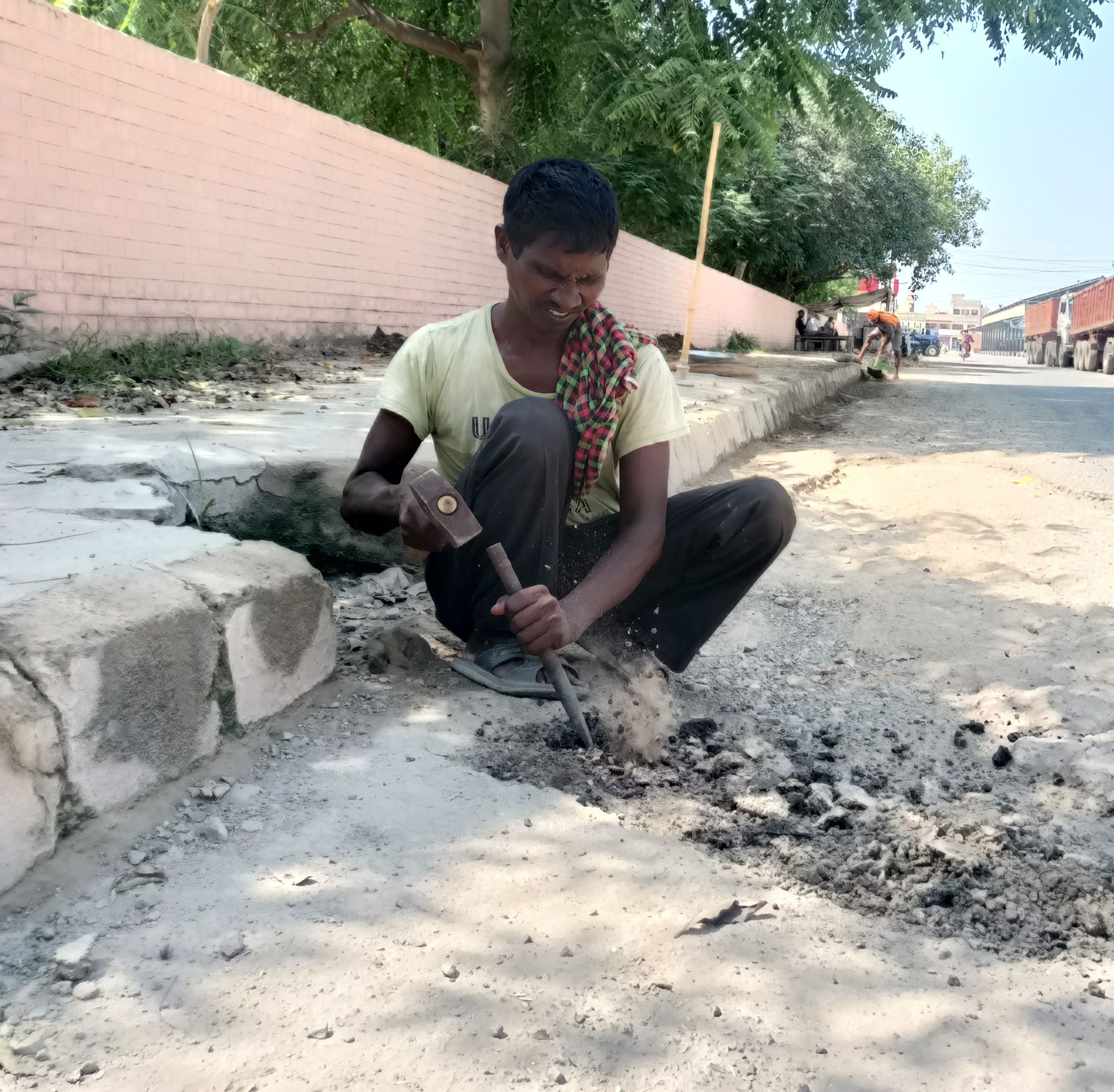 मंडी में चल रहा सड़कों का मरम्मत कार्य। मंडी में चल रहा सड़कों का मरम्मत कार्य।