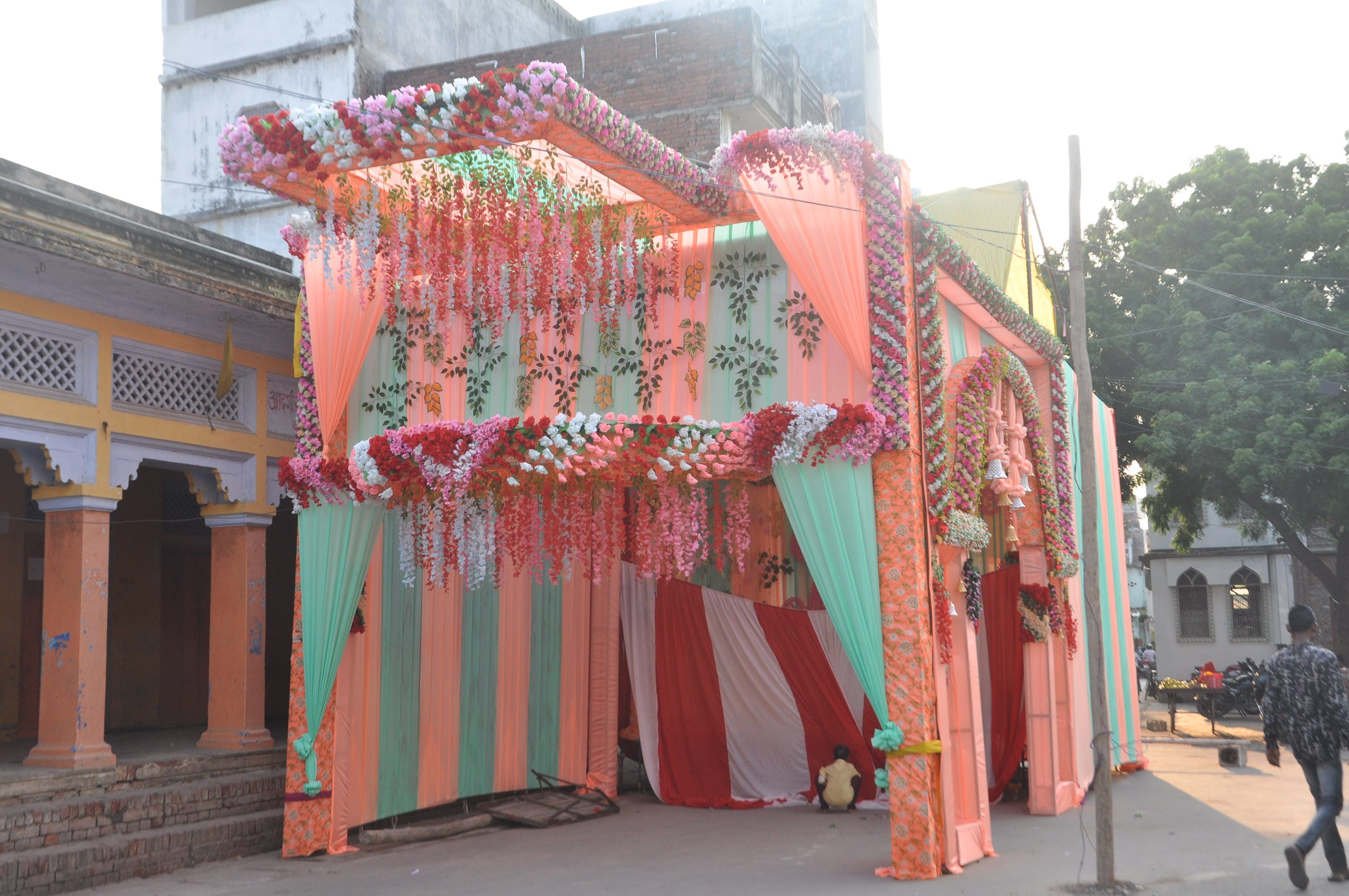 नगर के संस्कृत पाठशाला पर मां दुर्गा पूजा के लिए बनाया गया आकर्षक पंडाल।संवाद नगर के संस्कृत पाठशाला पर मां दुर्गा पूजा के लिए बनाया गया आकर्षक पंडाल।संवाद