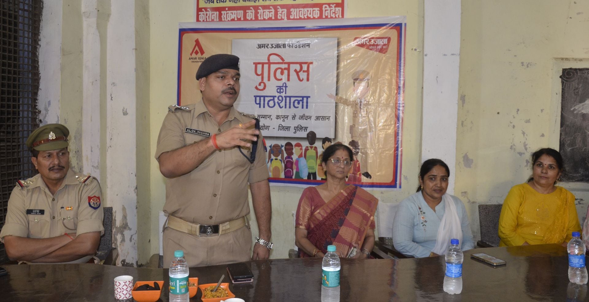 पार्वती आर्य कन्या संस्कृत इंटर कॉलेज में जानकारी देते सीओ सिटी। संवाद