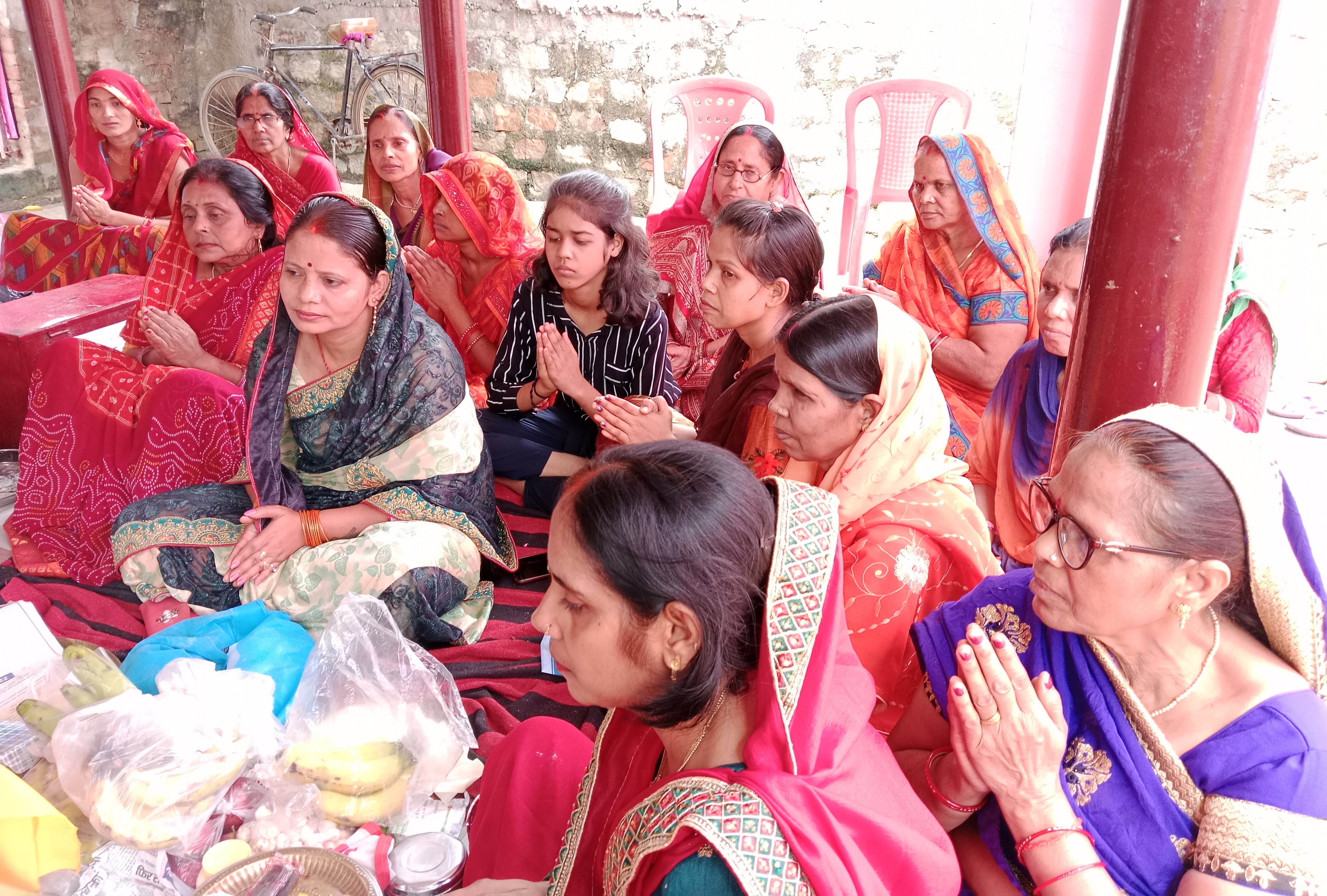 राबर्ट्सगंज ब्रह्मनगर स्थित दुर्गा मंदिर में शारदीय नवरात्र पर पुजन अर्चन करती महिलाएं। संवाद राबर्ट्सगंज ब्रह्मनगर स्थित दुर्गा मंदिर में शारदीय नवरात्र पर पुजन अर्चन करती महिलाएं। संवाद